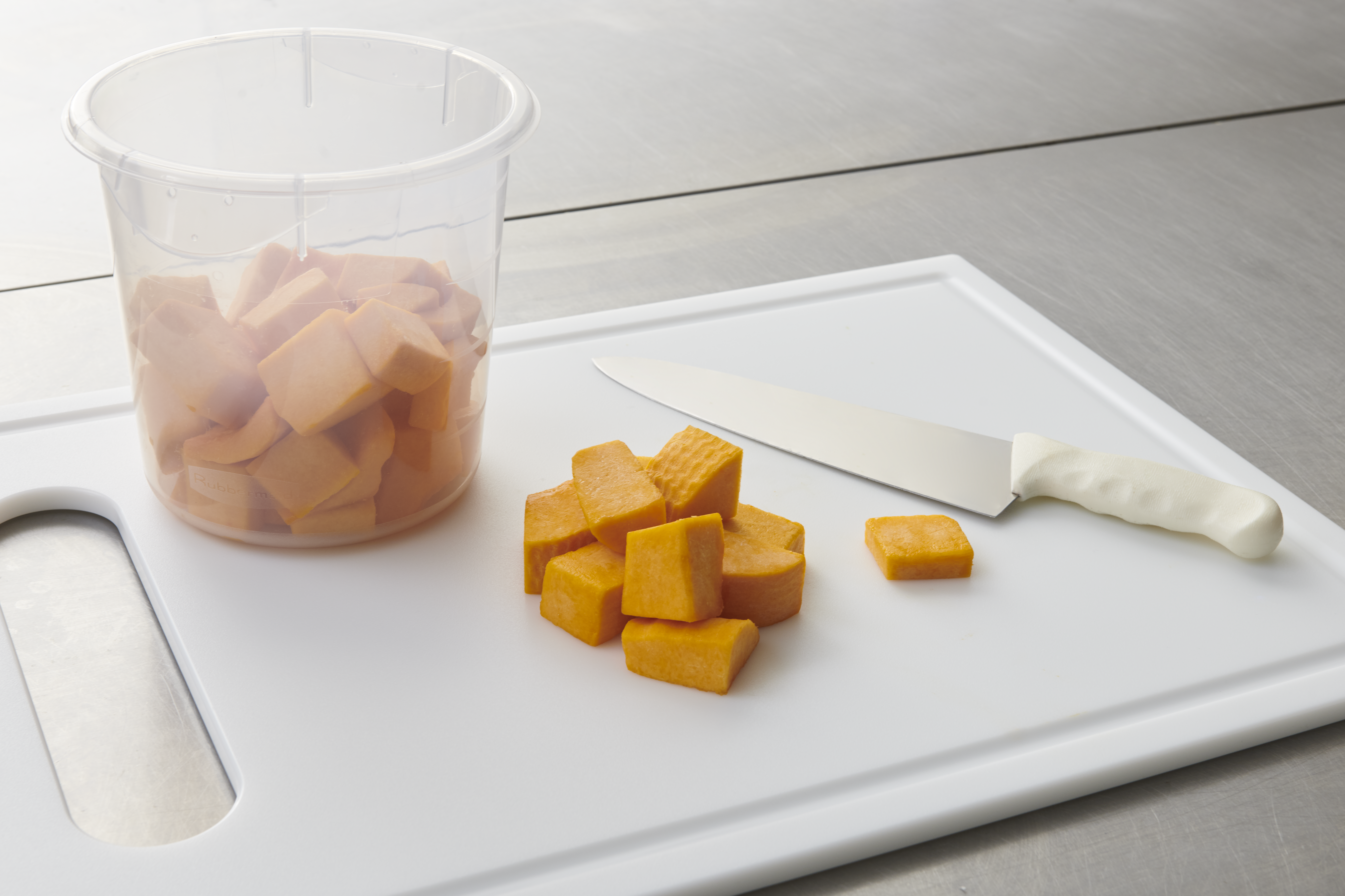 Les outils de conservation et de préparation Rubbermaid se déclinent en sept couleurs pour réduire la contamination croisée en cuisine.