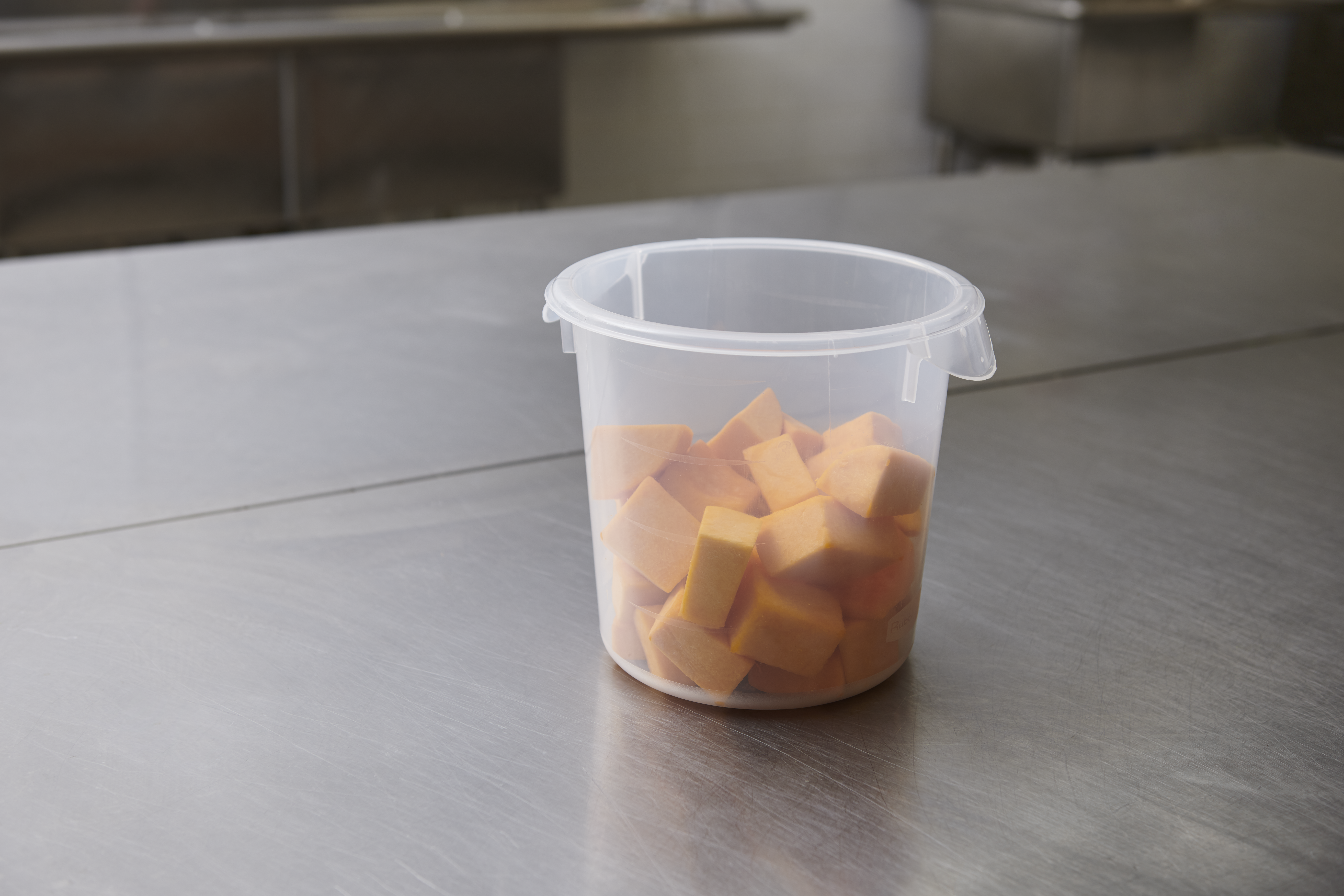 Les outils de conservation et de préparation Rubbermaid se déclinent en sept couleurs pour réduire la contamination croisée en cuisine.