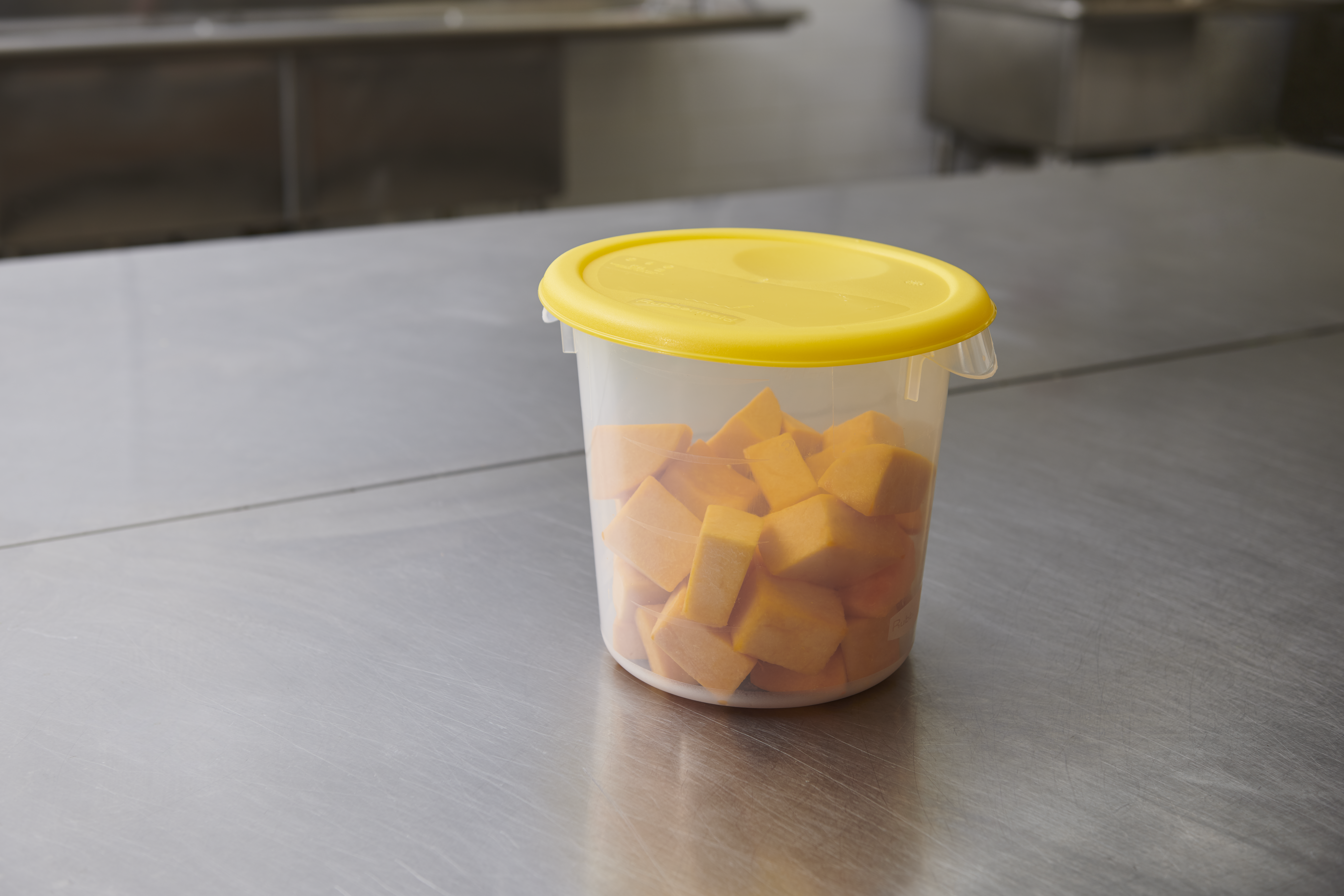 Les outils de conservation et de préparation Rubbermaid se déclinent en sept couleurs pour réduire la contamination croisée en cuisine.