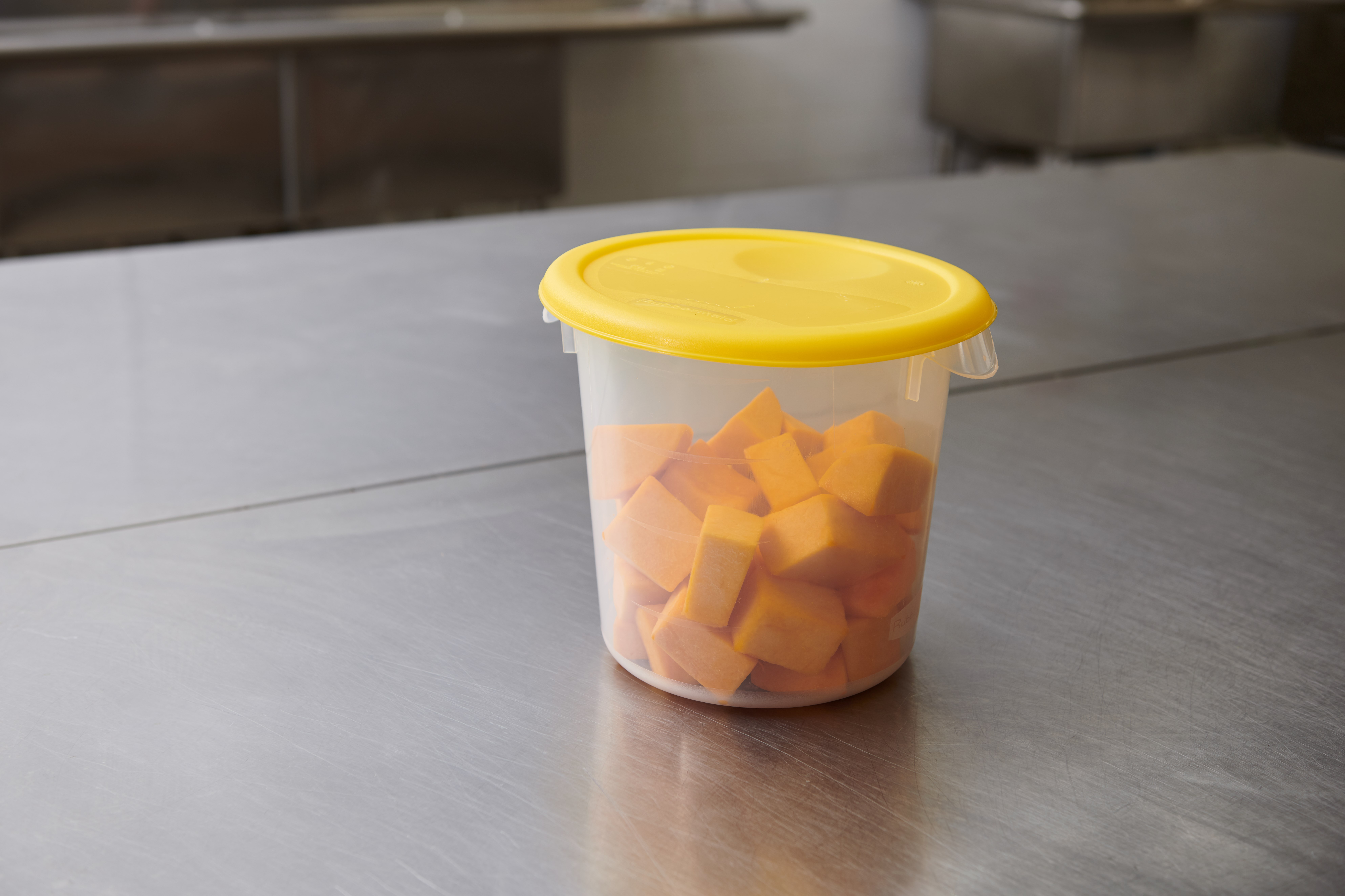 The 4 QT Round Lid should be paired with the Rubbermaid Commercial Products Round Storage Containers (2 QT or 4 QT). These food service storage and prep tools help to reduce cross-contamination in your kitchen.