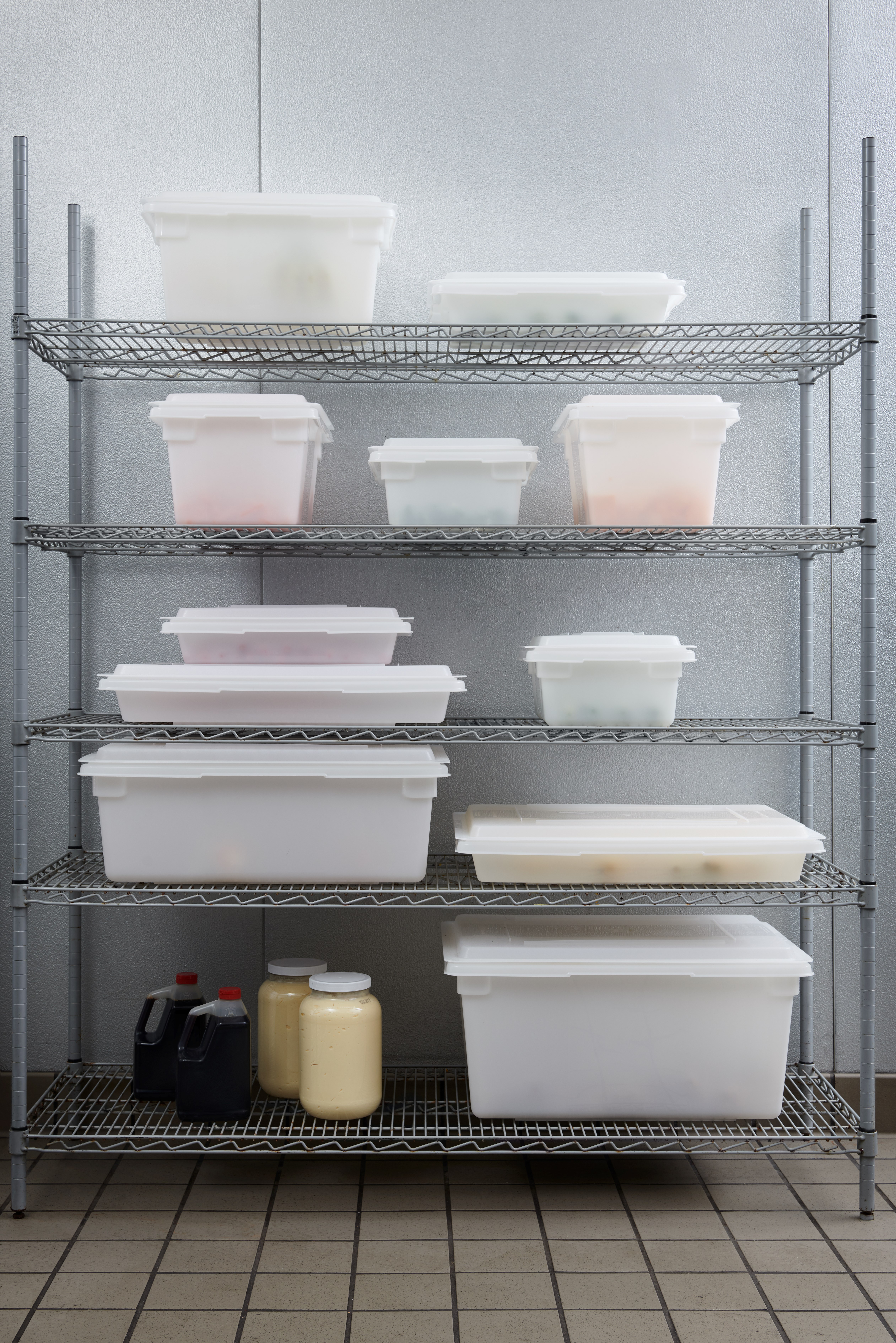 The Rubbermaid Commercial Food Storage Lid for Food/Tote Box reduces food spoilage costs.