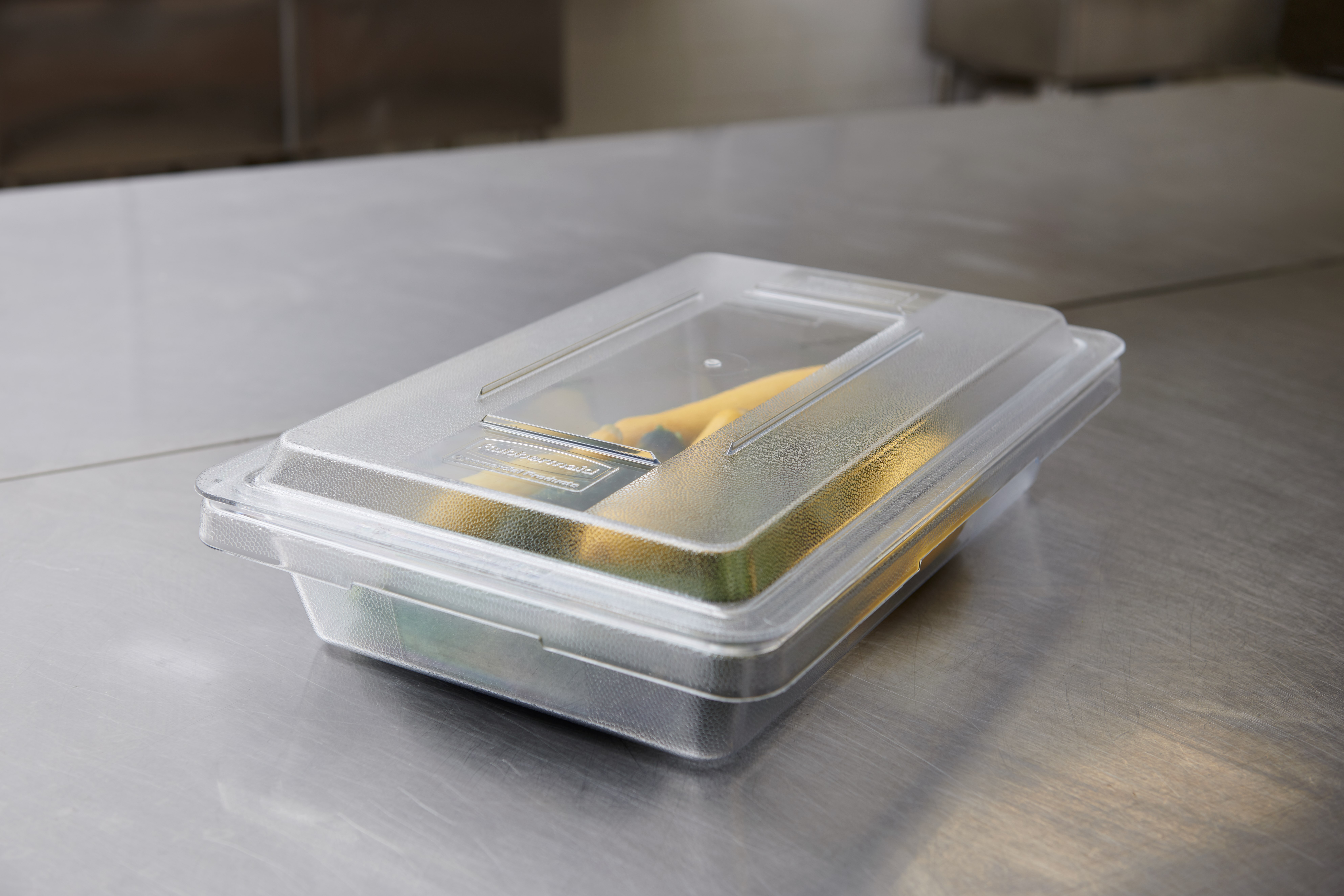 Rubbermaid 商用食品儲藏蓋適用於食品手提箱，有助於降低食品變質成本。