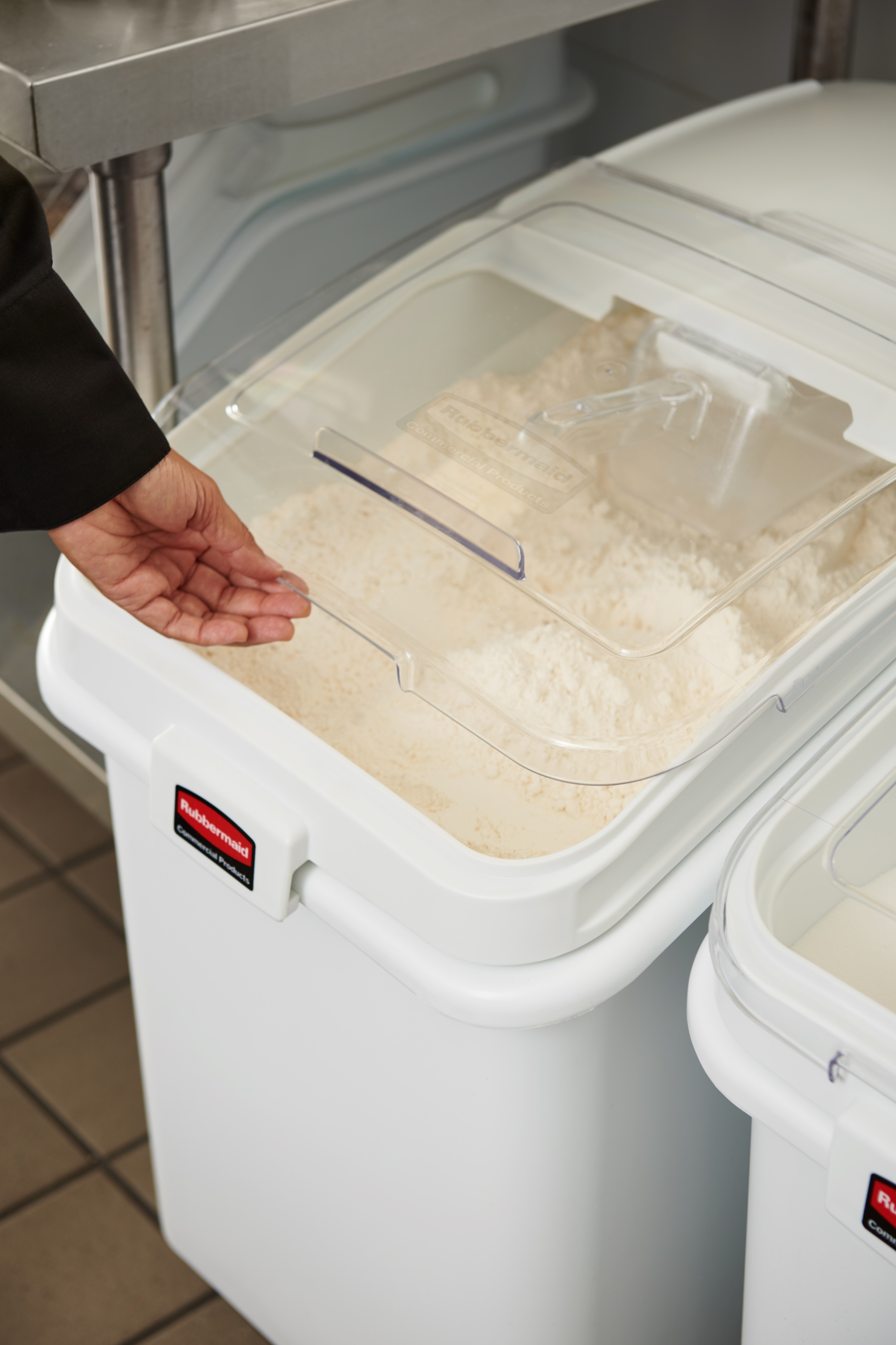 Thùng lưu trữ thực phẩm và nguyên liệu ProSave® là thùng chứa thực phẩm số lượng lớn có bánh xe. Với mặt trước nghiêng, cửa trượt và muỗng 32 ounce, những thùng chứa thực phẩm này giúp bạn dễ dàng vận chuyển nguyên liệu.