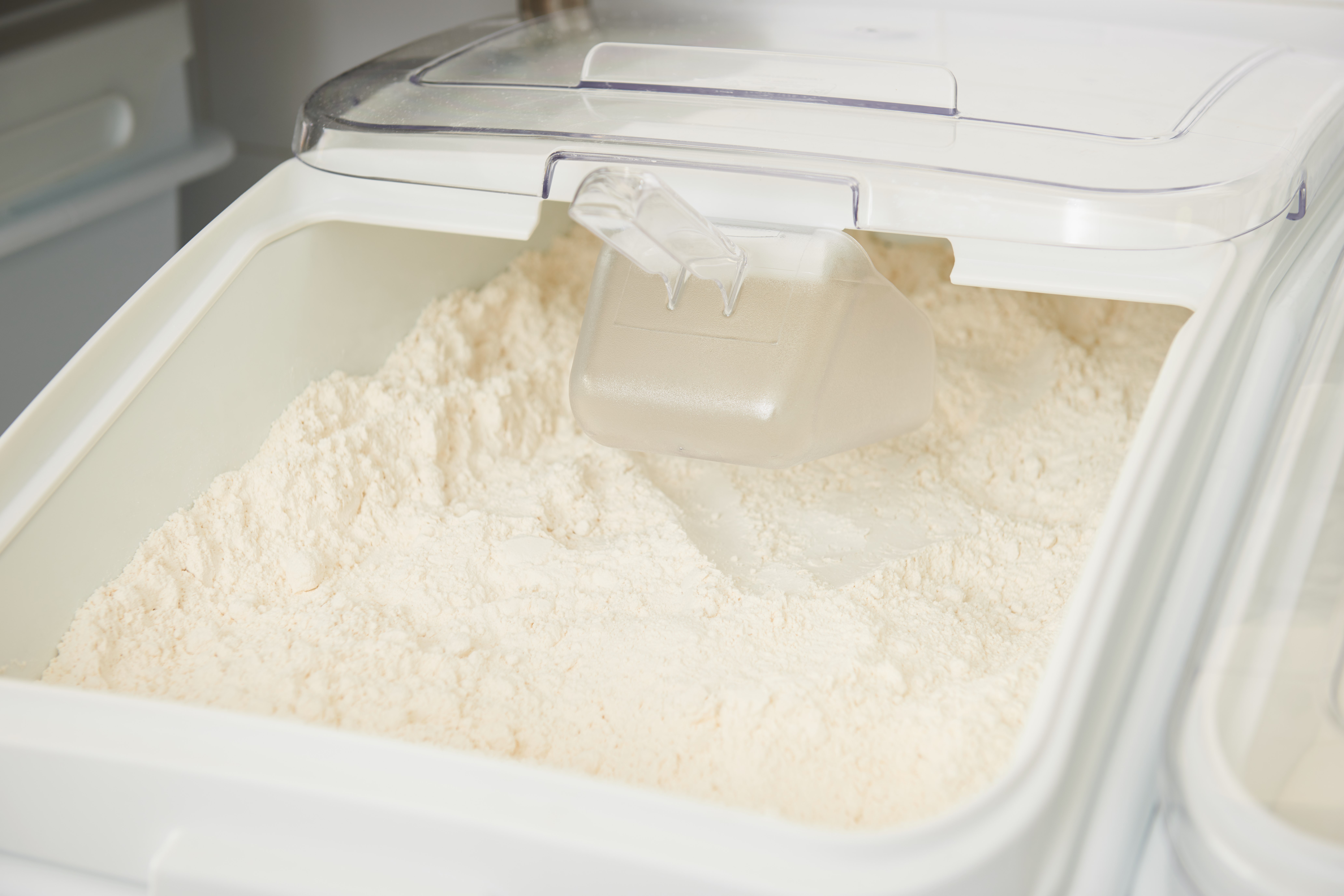 Thùng lưu trữ thực phẩm và nguyên liệu ProSave® là thùng chứa thực phẩm số lượng lớn có bánh xe. Với mặt trước nghiêng, cửa trượt và muỗng 32 ounce, những thùng chứa thực phẩm này giúp bạn dễ dàng vận chuyển nguyên liệu.