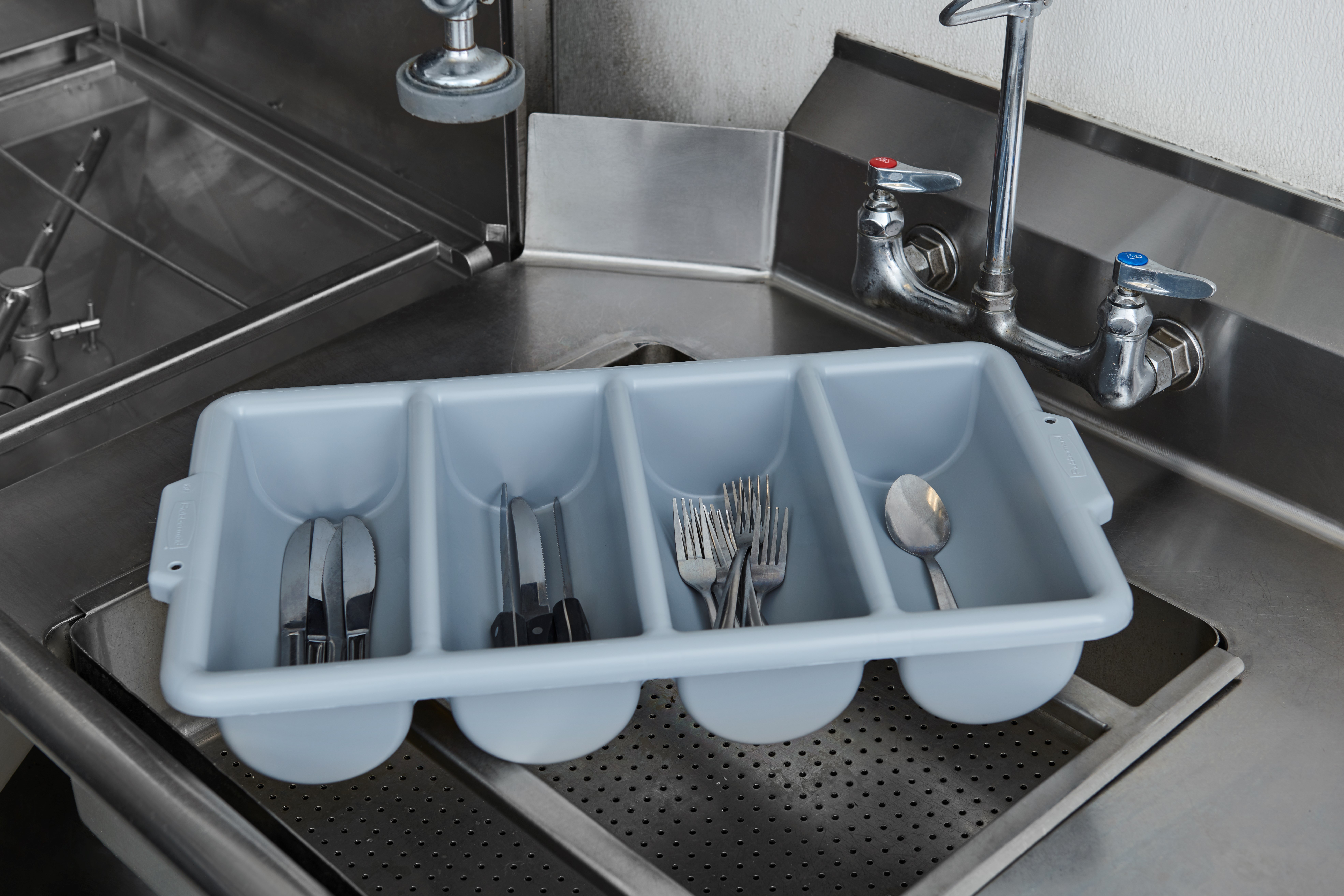 Safely stores and transports cutlery to minimize employee injuries.