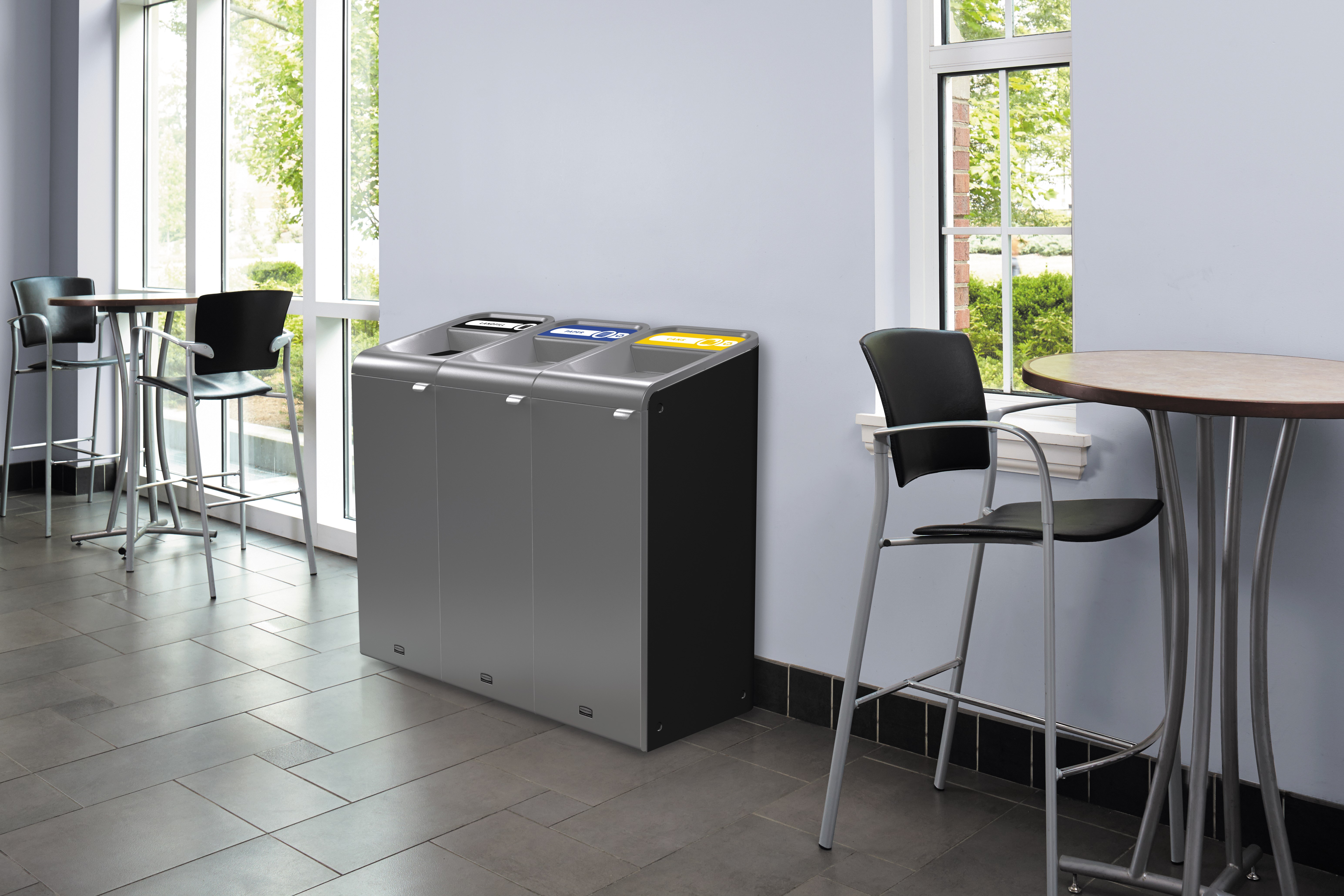 러버메이드 커머셜 컨피겨™ 쓰레기 수거용 데코 컨테이너는 곡선형 가장자리와 매끄럽고 세련된 외관이 돋보이는 분리 수거 솔루션입니다. 실내 및 실외 사업장에 모두 잘 어울리는 모던한 디자인으로 제작되었습니다. 참고: 해당 SKU 코드의 제품은 '일반 쓰레기' 라벨이 부착된 컨피겨™ 56.8L 1단 컨테이너입니다.