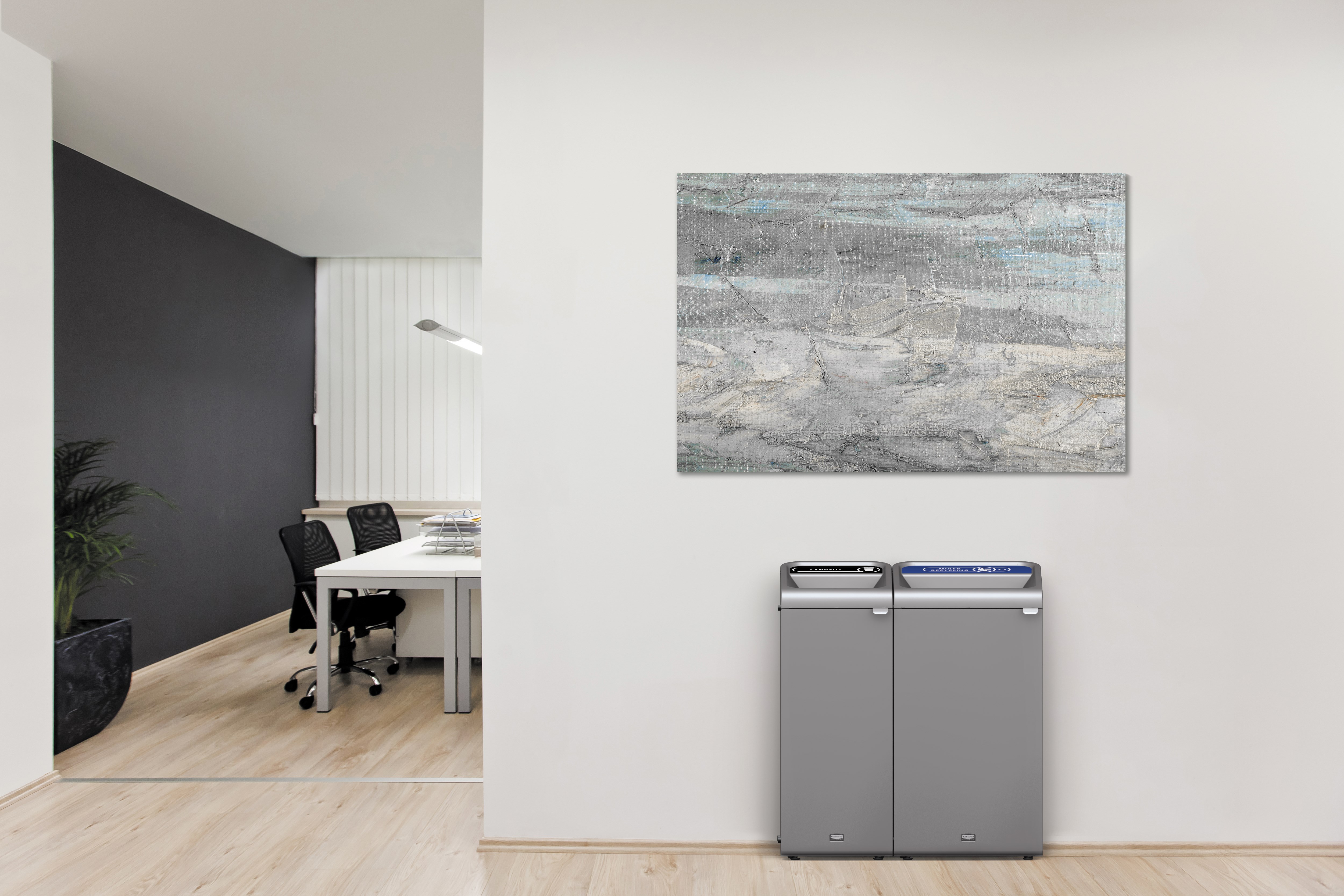 러버메이드 커머셜 컨피겨™ 쓰레기 수거용 데코 컨테이너는 곡선형 가장자리와 매끄럽고 세련된 외관이 돋보이는 분리 수거 솔루션입니다. 실내 및 실외 사업장에 모두 잘 어울리는 모던한 디자인으로 제작되었습니다. 참고: 해당 SKU 코드의 제품은 '일반 쓰레기' 라벨이 부착된 컨피겨™ 56.8L 1단 컨테이너입니다.