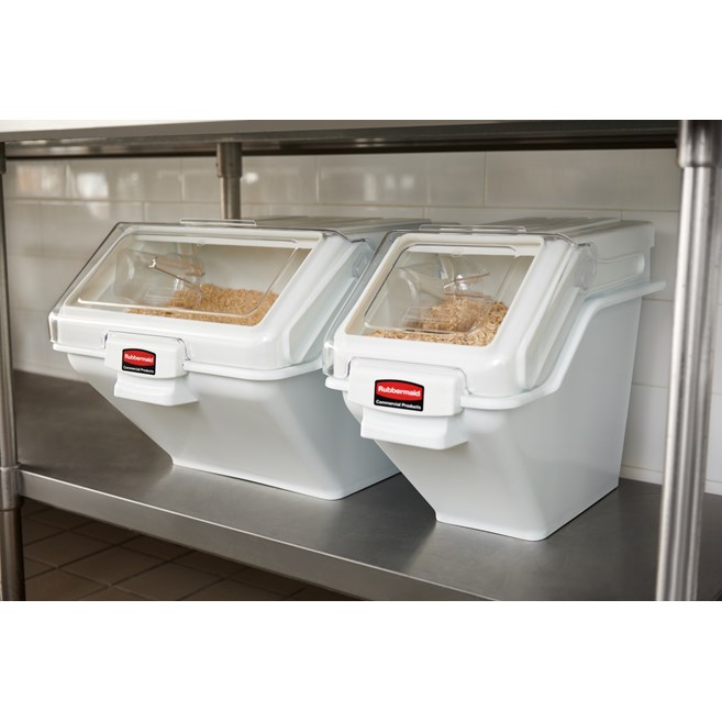 The Rubbermaid Commercial Shelf Ingredient Bin with Scoop offers quick one-handed access while stacked and an integrated measuring tool that increases preparation efficiency, space optimization, and promotes food safety compliance.