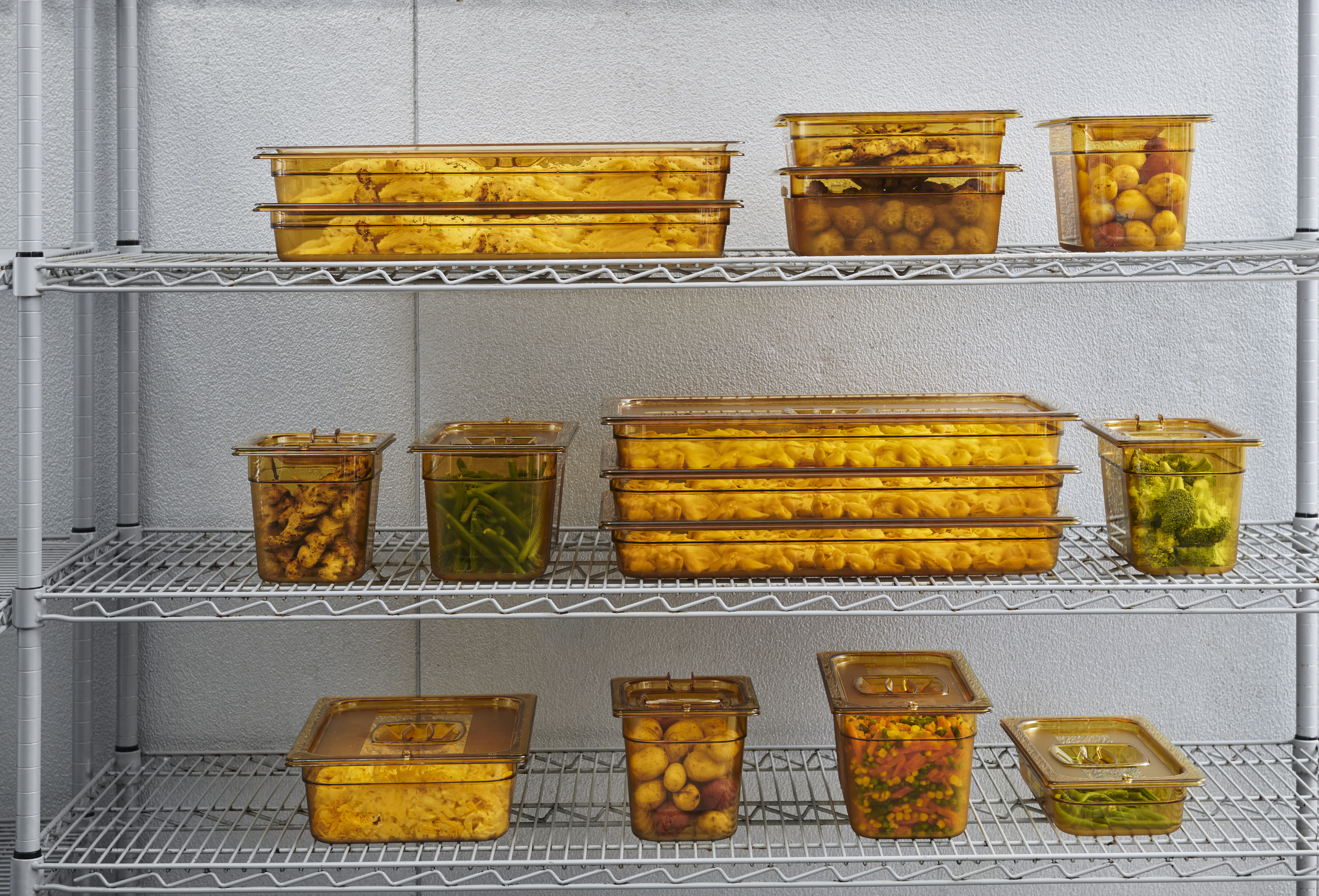 Les bacs ultrarésistants pour aliments chauds sont disponibles dans les tailles Gastronorm standard.  Ils sont adaptés aux tables à vapeur et aux fours à micro-ondes.