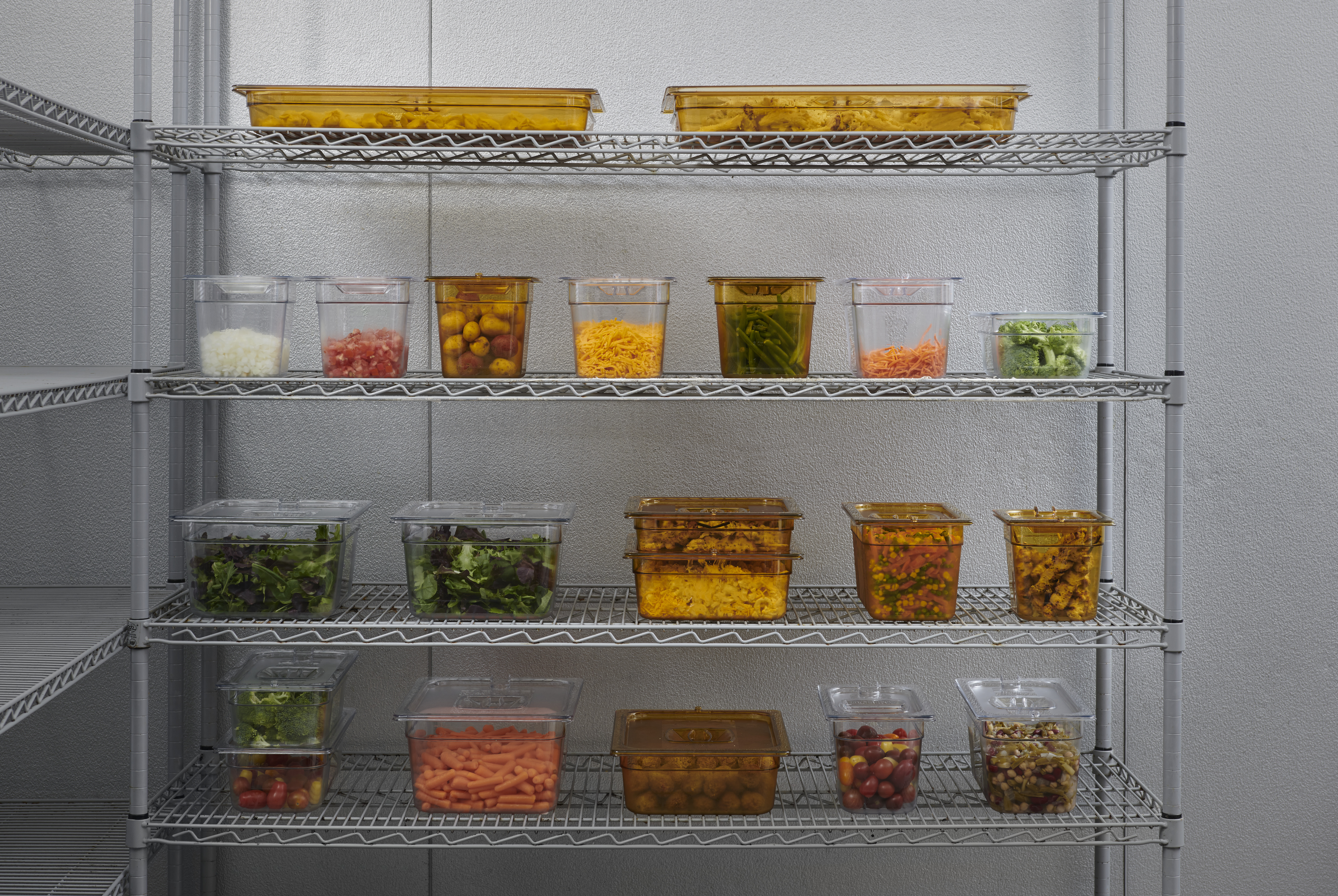 Les bacs ultrarésistants pour aliments chauds sont disponibles dans les tailles Gastronorm standard.  Ils sont adaptés aux tables à vapeur et aux fours à micro-ondes.