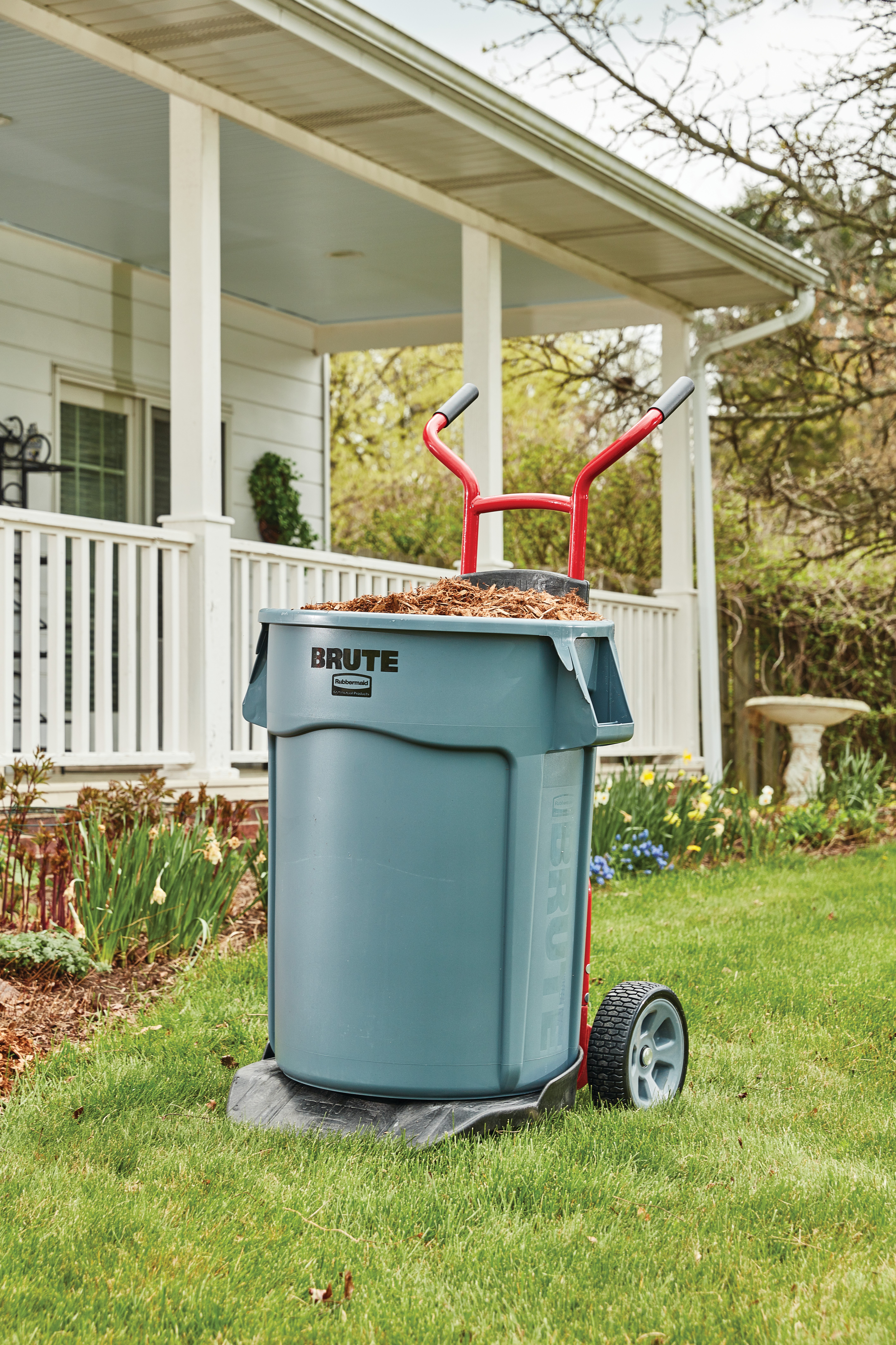 The BRUTE® Construction and Landscape Dolly is built to easily maneuver over rough terrain for superior handling of heavy loads. Ergonomically designed features ensure worker safety in the toughest conditions.