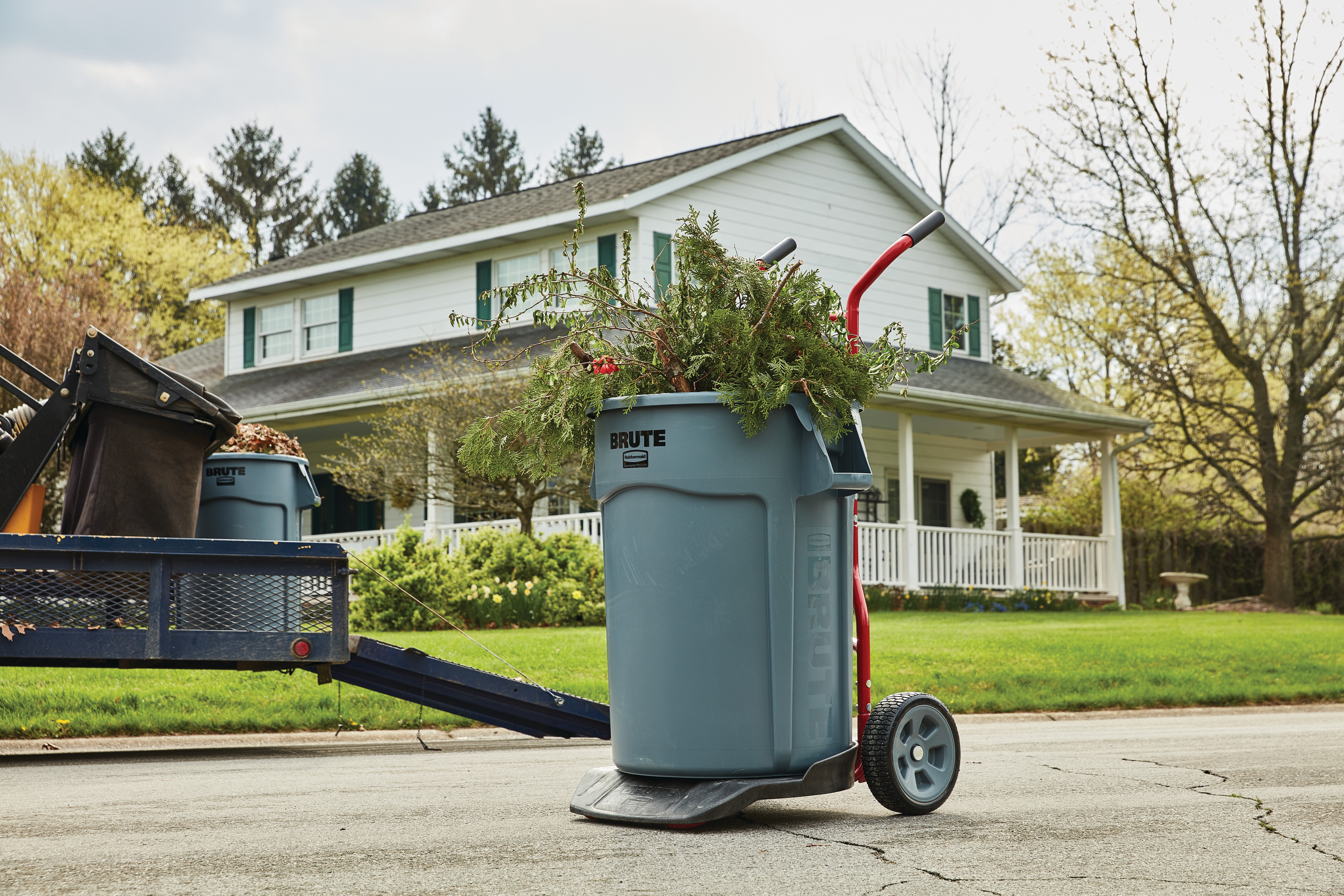 The BRUTE® Construction and Landscape Dolly is built to easily maneuver over rough terrain for superior handling of heavy loads. Ergonomically designed features ensure worker safety in the toughest conditions.