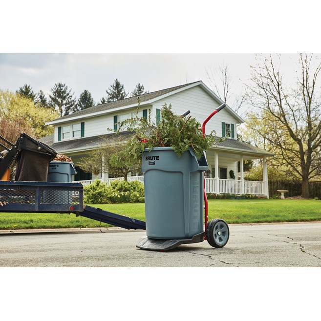 The BRUTE® Construction and Landscape Dolly is built to easily maneuver over rough terrain for superior handling of heavy loads. Ergonomically designed features ensure worker safety in the toughest conditions.