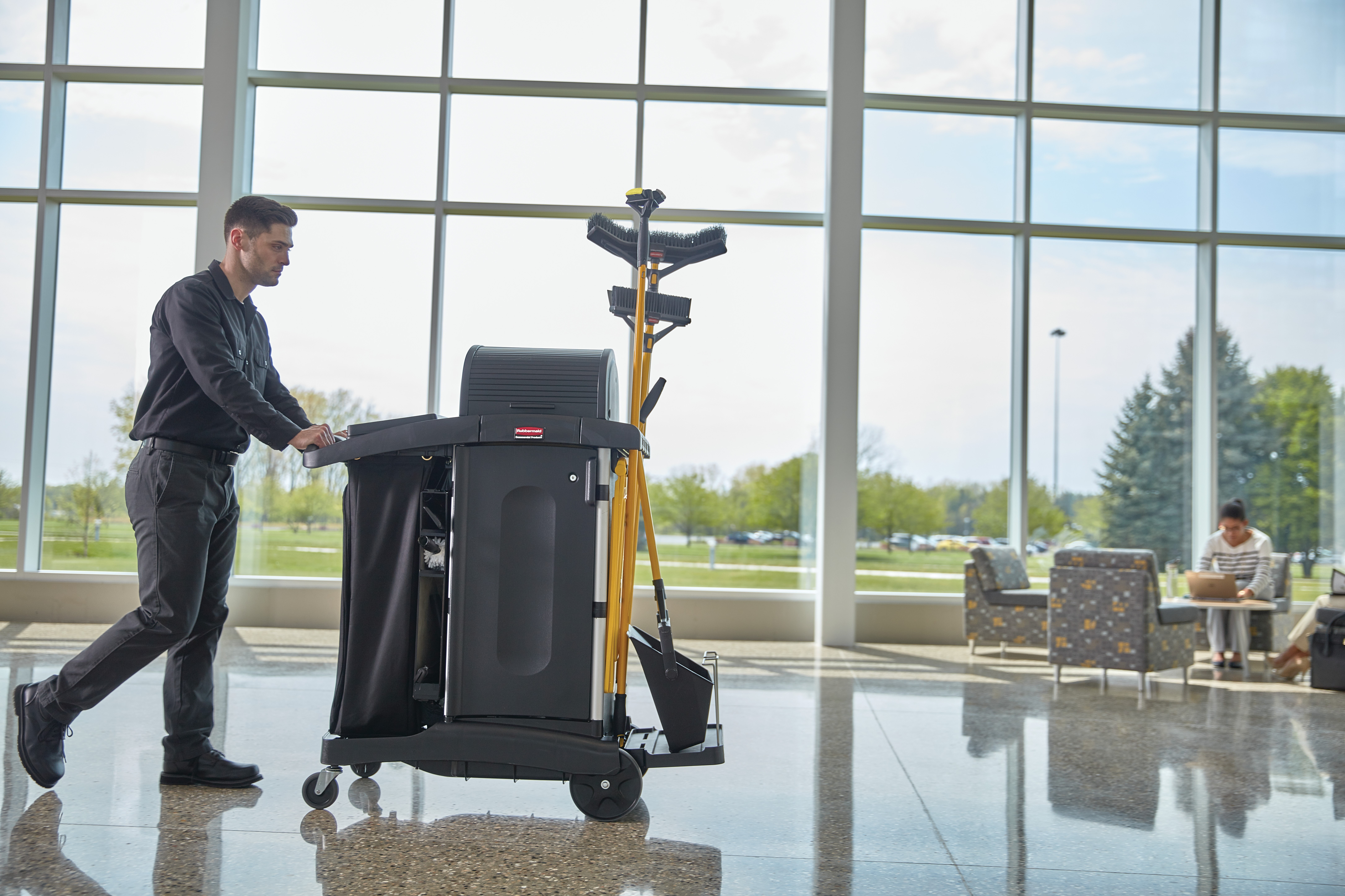 Các công cụ vệ sinh Maximizer mới từ Rubbermaid Commercial Products giúp người lao động tiết kiệm thời gian bằng cách giảm các bước trong một nhiệm vụ, giảm thời gian của một bước và giảm công sức của người dùng. Được thiết kế để bền lâu và được thiết kế để hoạt động trong nhiều không gian chung, các công cụ vệ sinh Maximizer mang lại kết quả nhanh chóng, nhất quán sau mỗi ca làm việc.