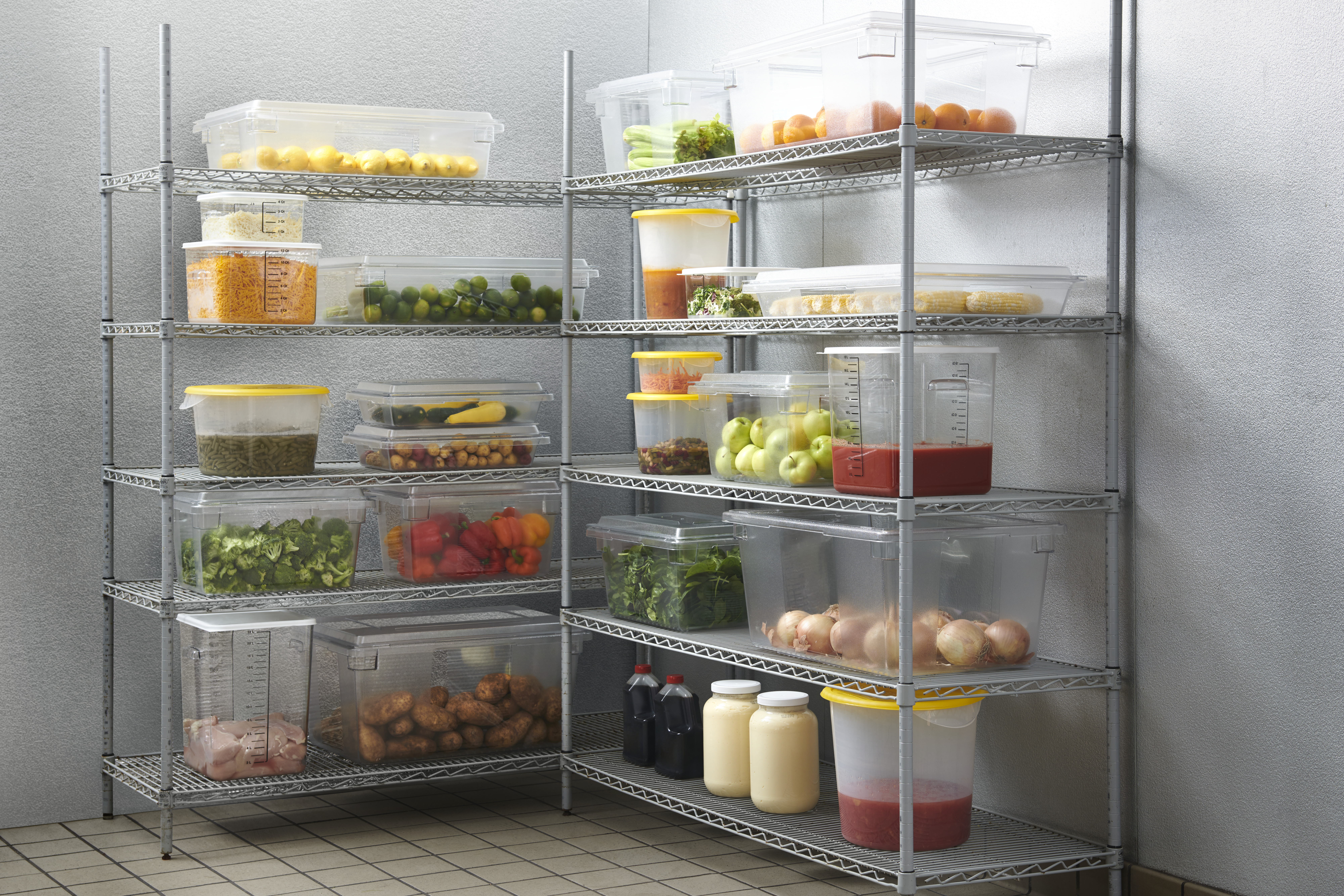 Cette boîte de stockage des aliments Rubbermaid est transparente et résiste aux taches. Identification claire des produits grâce aux fenêtres pour étiquettes de date