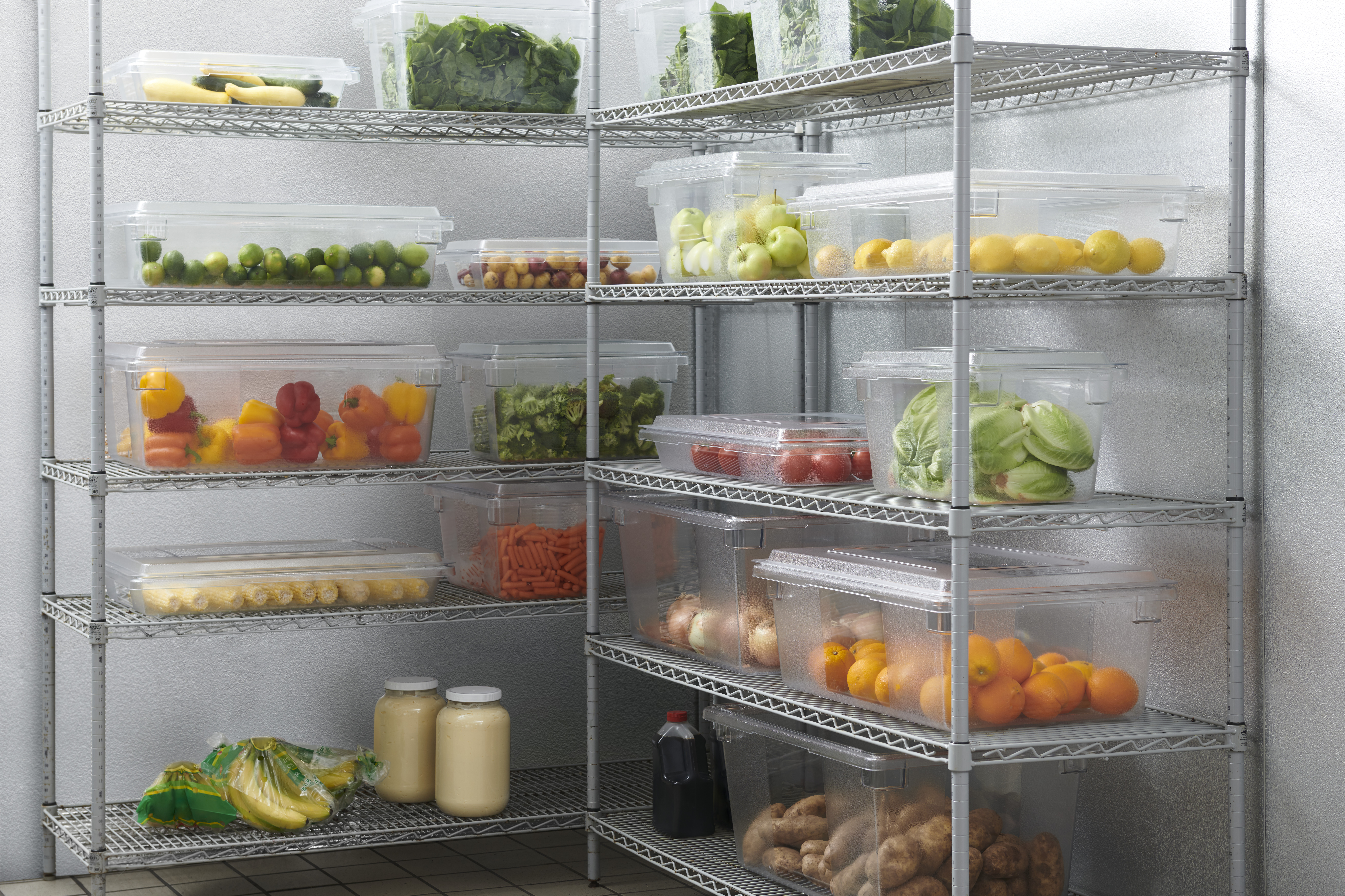 Cette boîte de stockage des aliments Rubbermaid est transparente et résiste aux taches. Identification claire des produits grâce aux fenêtres pour étiquettes de date