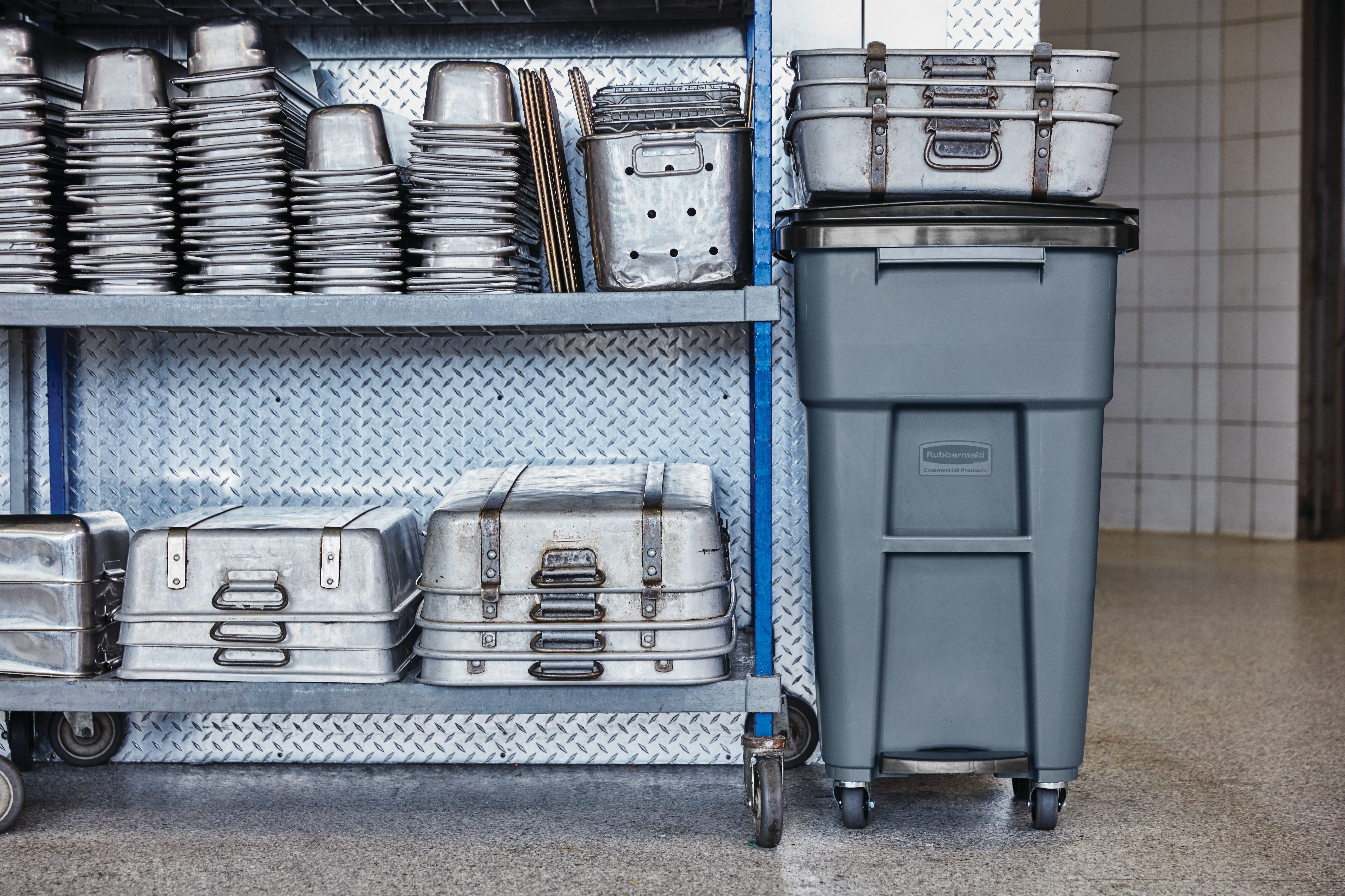 The Rubbermaid Commercial Step-On Rollouts with Casters facilitate hands-free waste disposal with the added benefit of superior mobility. Front swivel casters distribute weight evenly for enhanced maneuverability.
