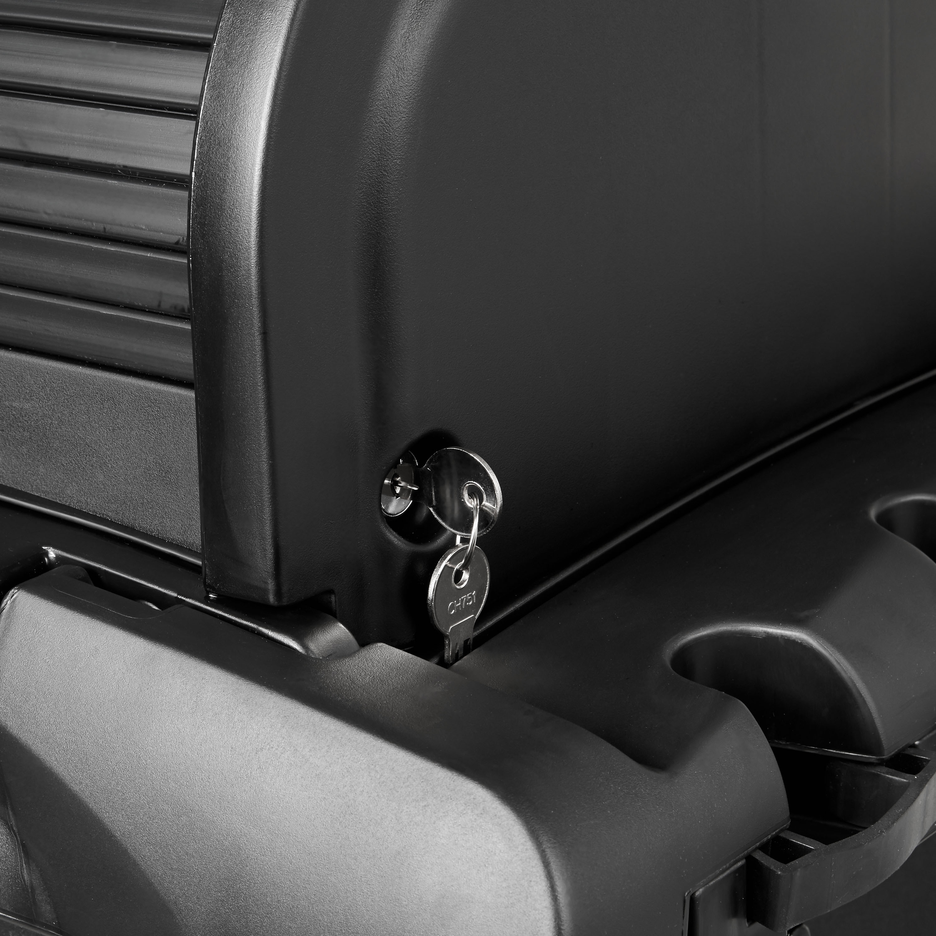 Il carrello delle pulizie a elevata sicurezza è provvisto di ruote silenziose e ruote con cuscinetti a sfera, oltre a una copertura e sportelli integrati con serratura per la massima sicurezza.