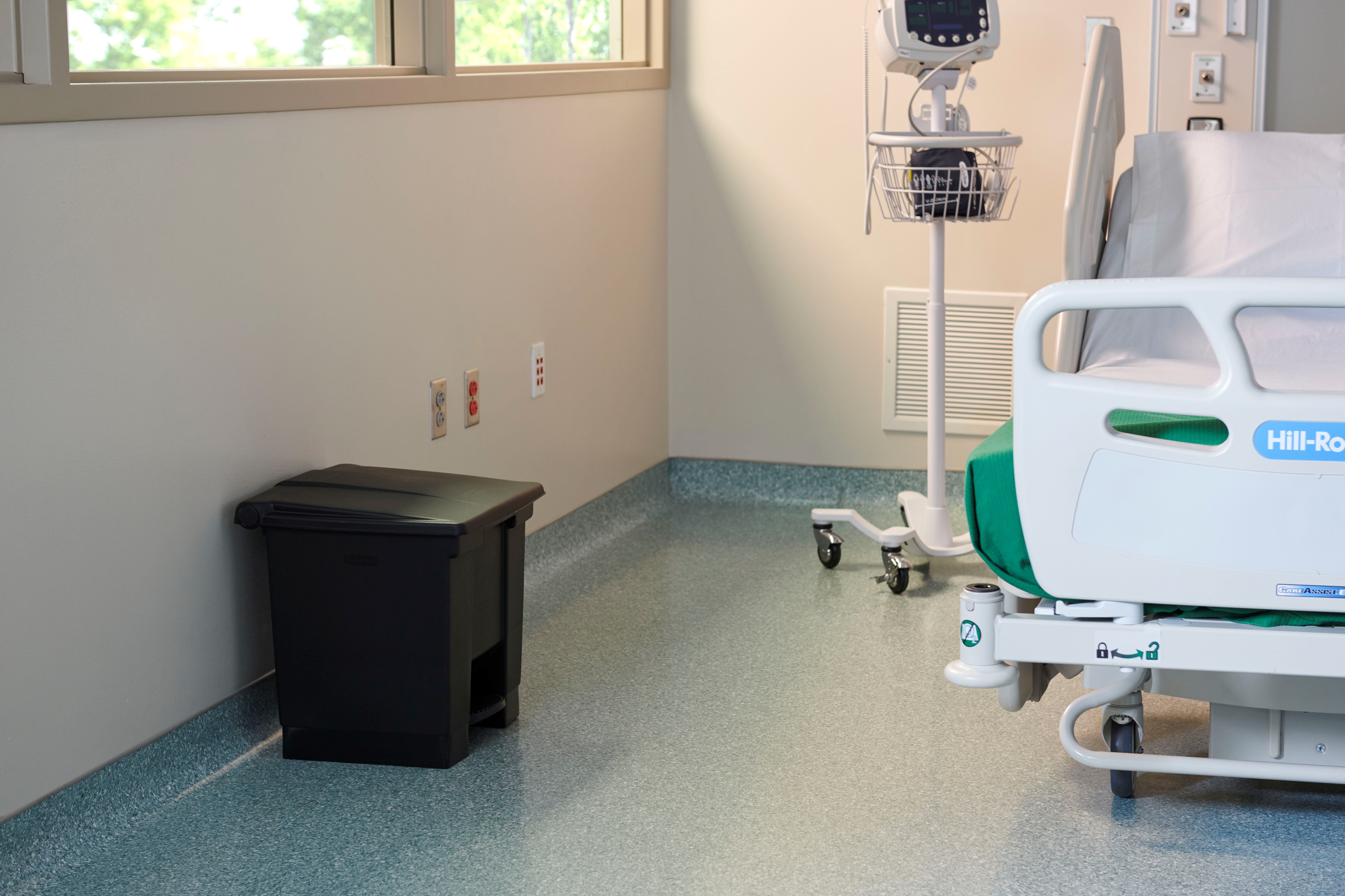 The Rubbermaid Commercial Legacy Step-On Container provides sanitary waste management. The step-on foot pedal reduces contamination and improves working conditions.