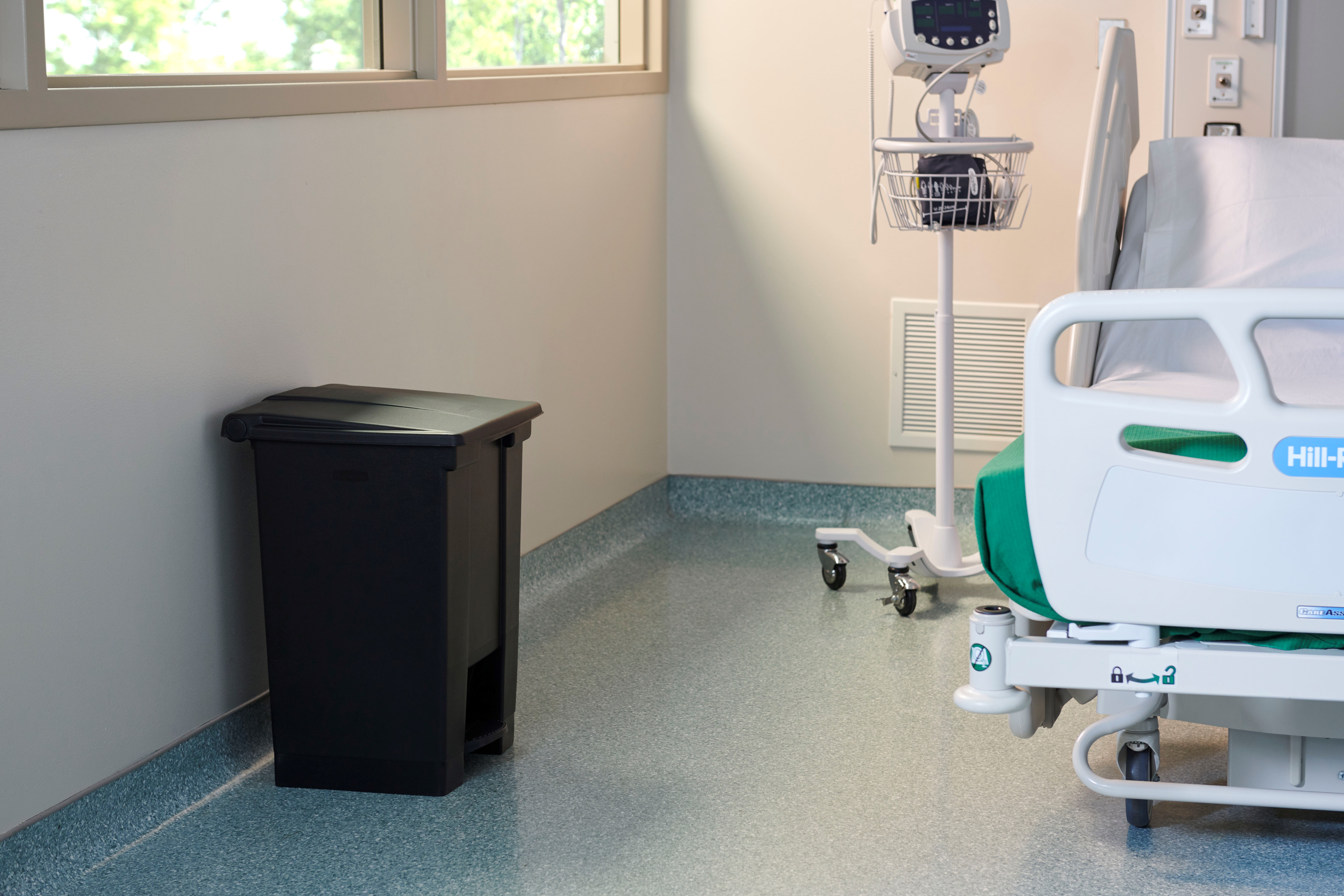 The Rubbermaid Commercial Legacy Step-On Container provides sanitary waste management. The step-on foot pedal reduces contamination and improves working conditions.