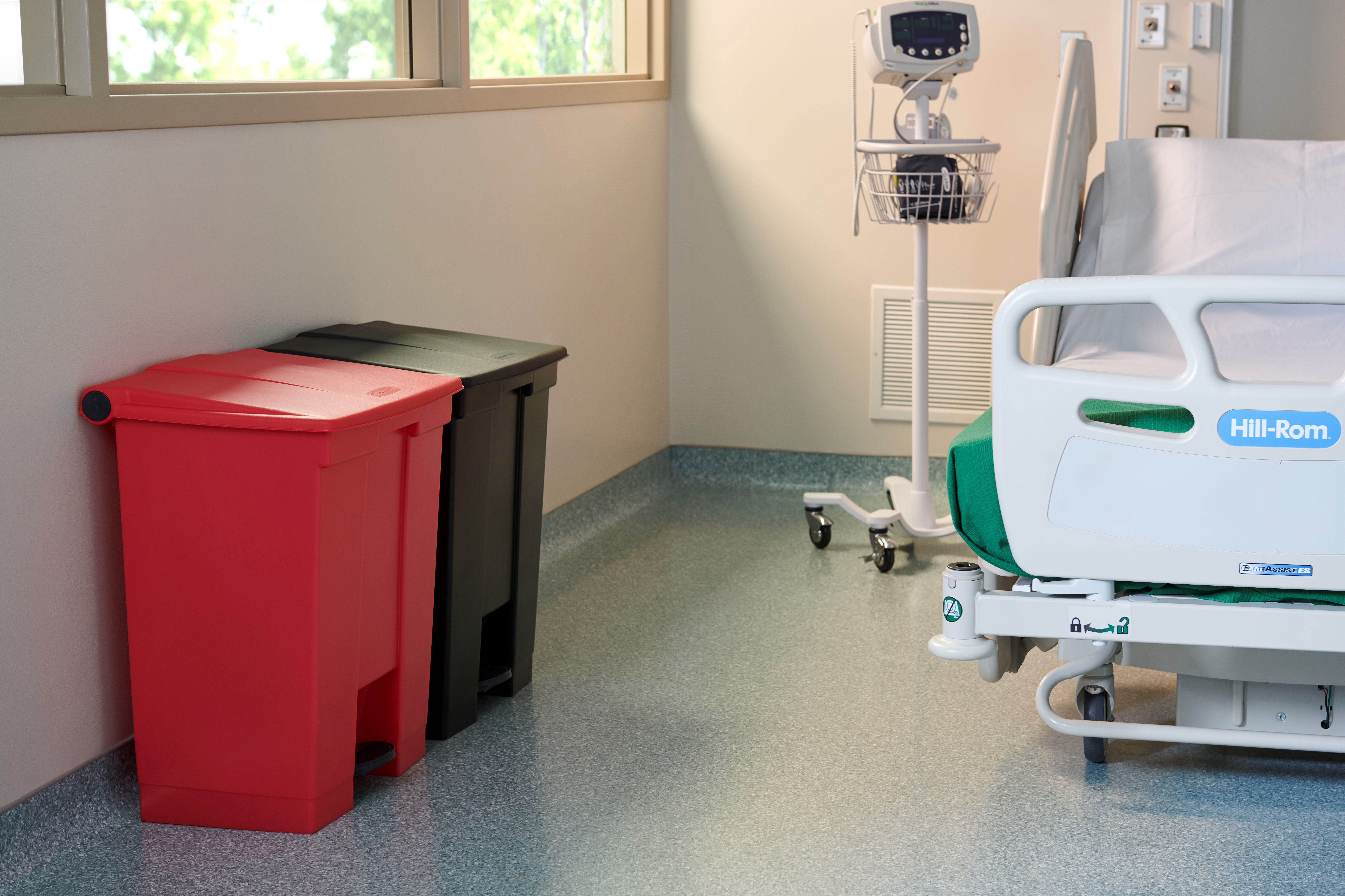 The Rubbermaid Commercial Legacy Step-On Container provides sanitary waste management. The step-on foot pedal reduces contamination and improves working conditions.