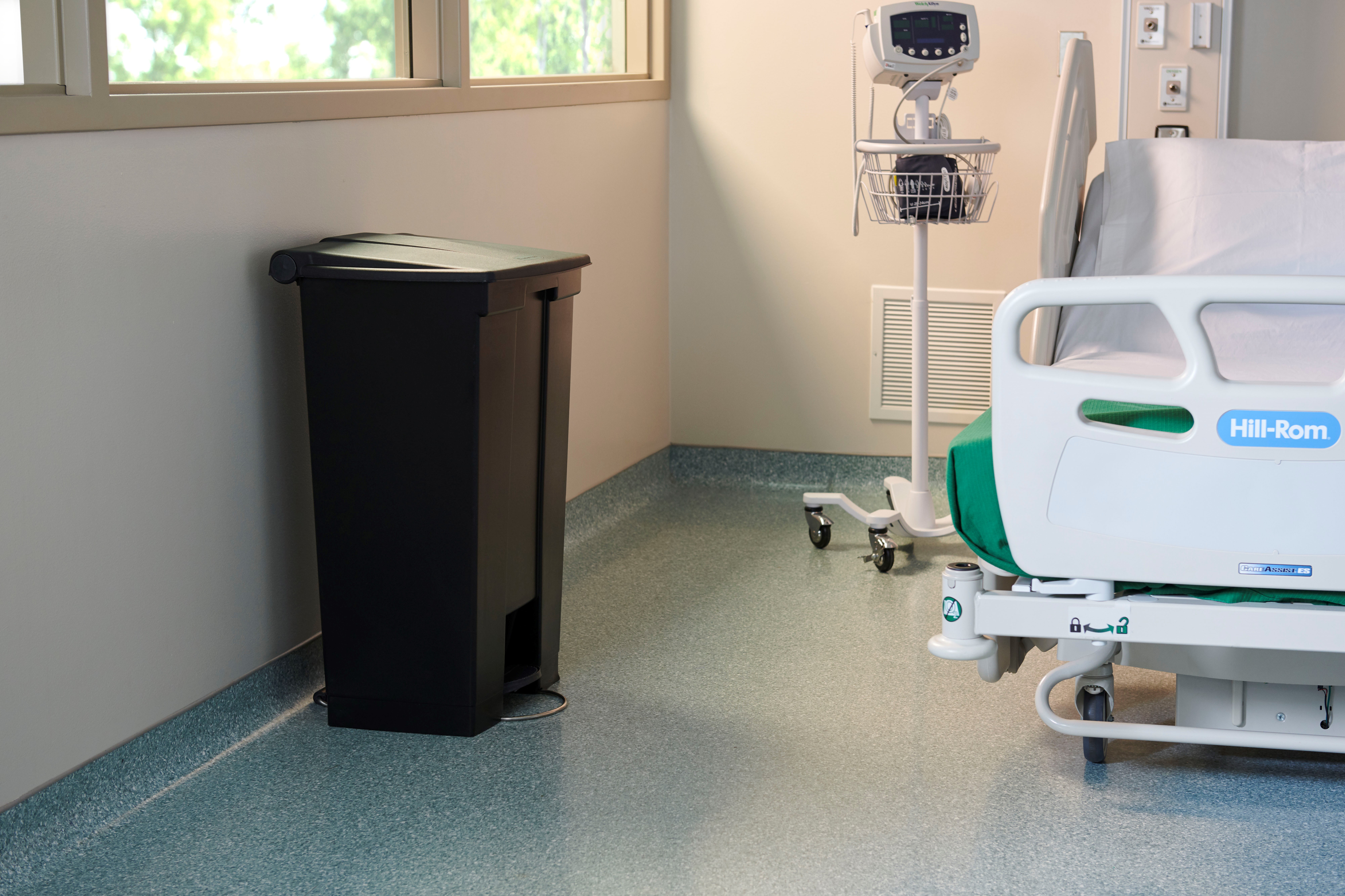 The Rubbermaid Commercial Legacy Step-On Container provides sanitary waste management. The step-on foot pedal reduces contamination and improves working conditions.