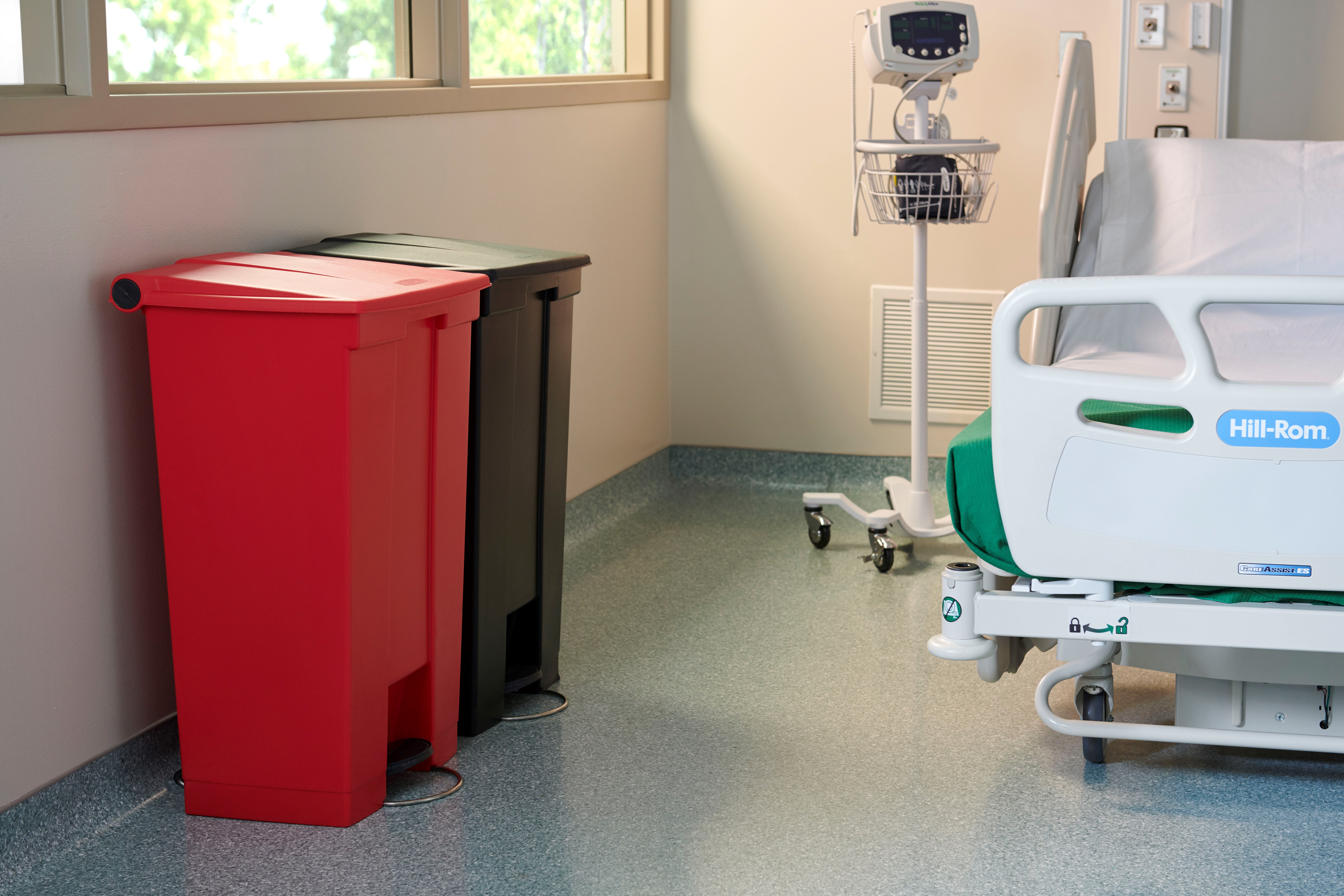 The Rubbermaid Commercial Legacy Step-On Container provides sanitary waste management. The step-on foot pedal reduces contamination and improves working conditions.