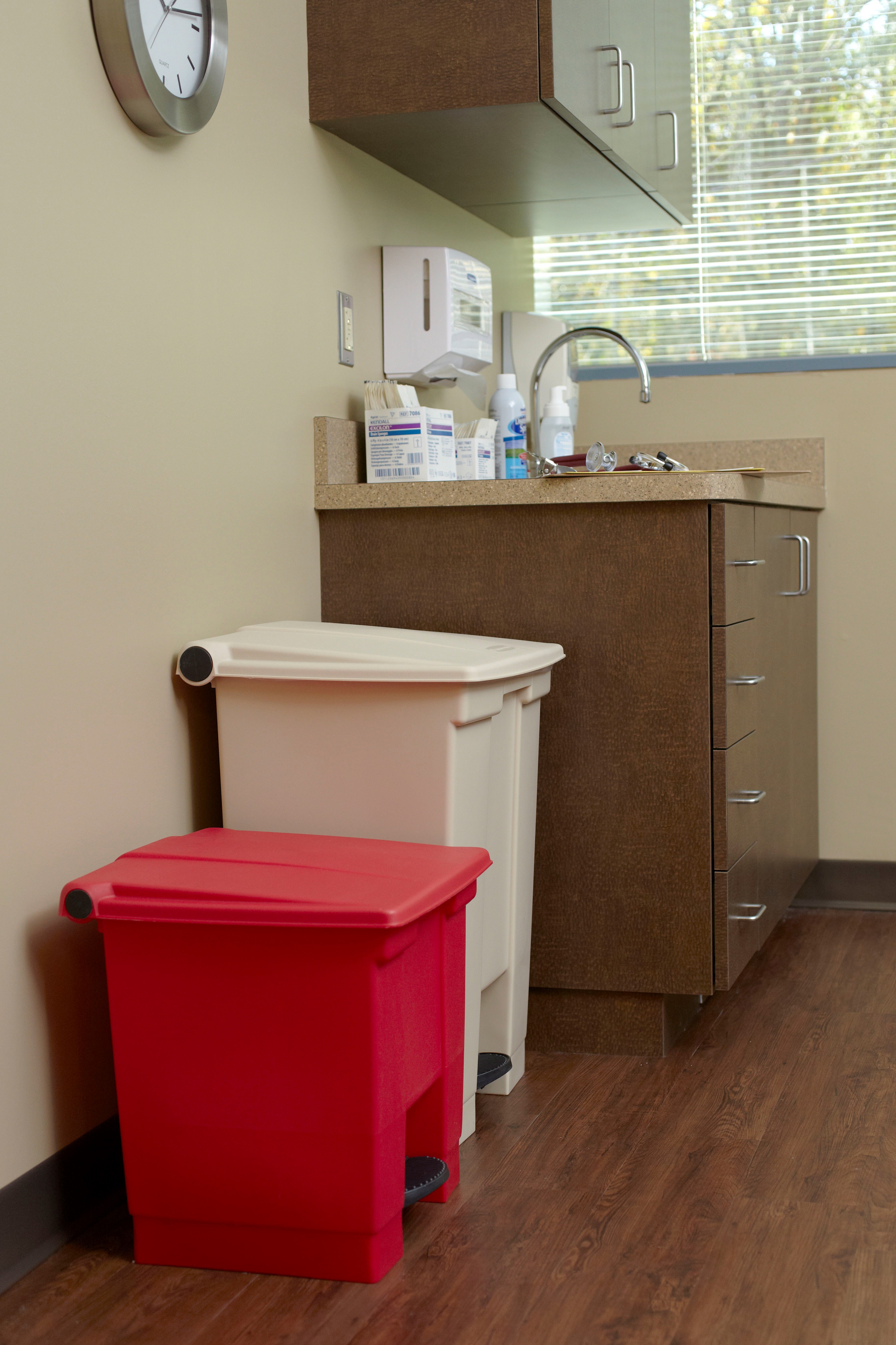 The Rubbermaid Commercial Legacy Step-On Container provides sanitary waste management. The step-on foot pedal reduces contamination and improves working conditions.