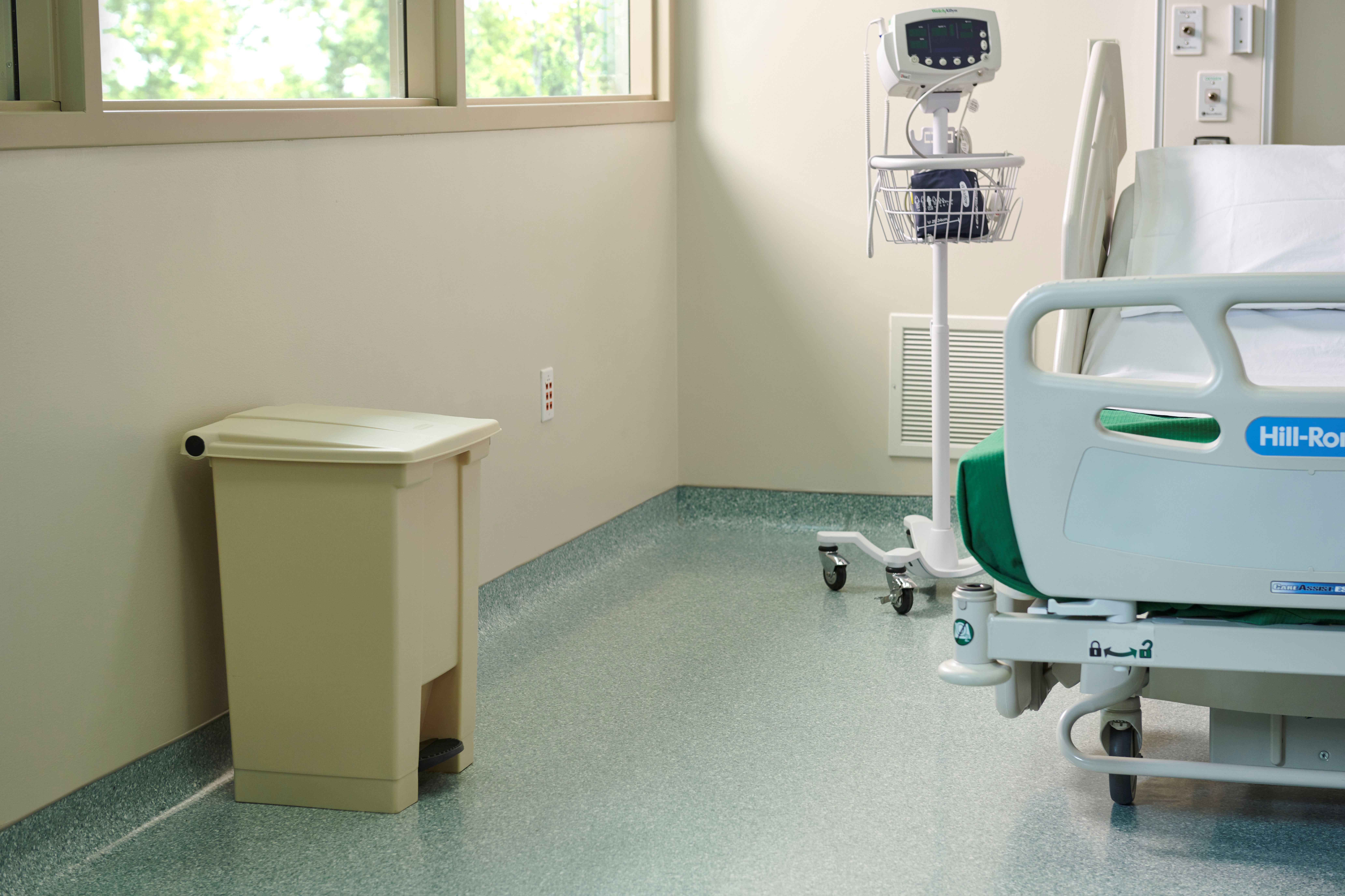 The Rubbermaid Commercial Legacy Step-On Container provides sanitary waste management. The step-on foot pedal reduces contamination and improves working conditions.