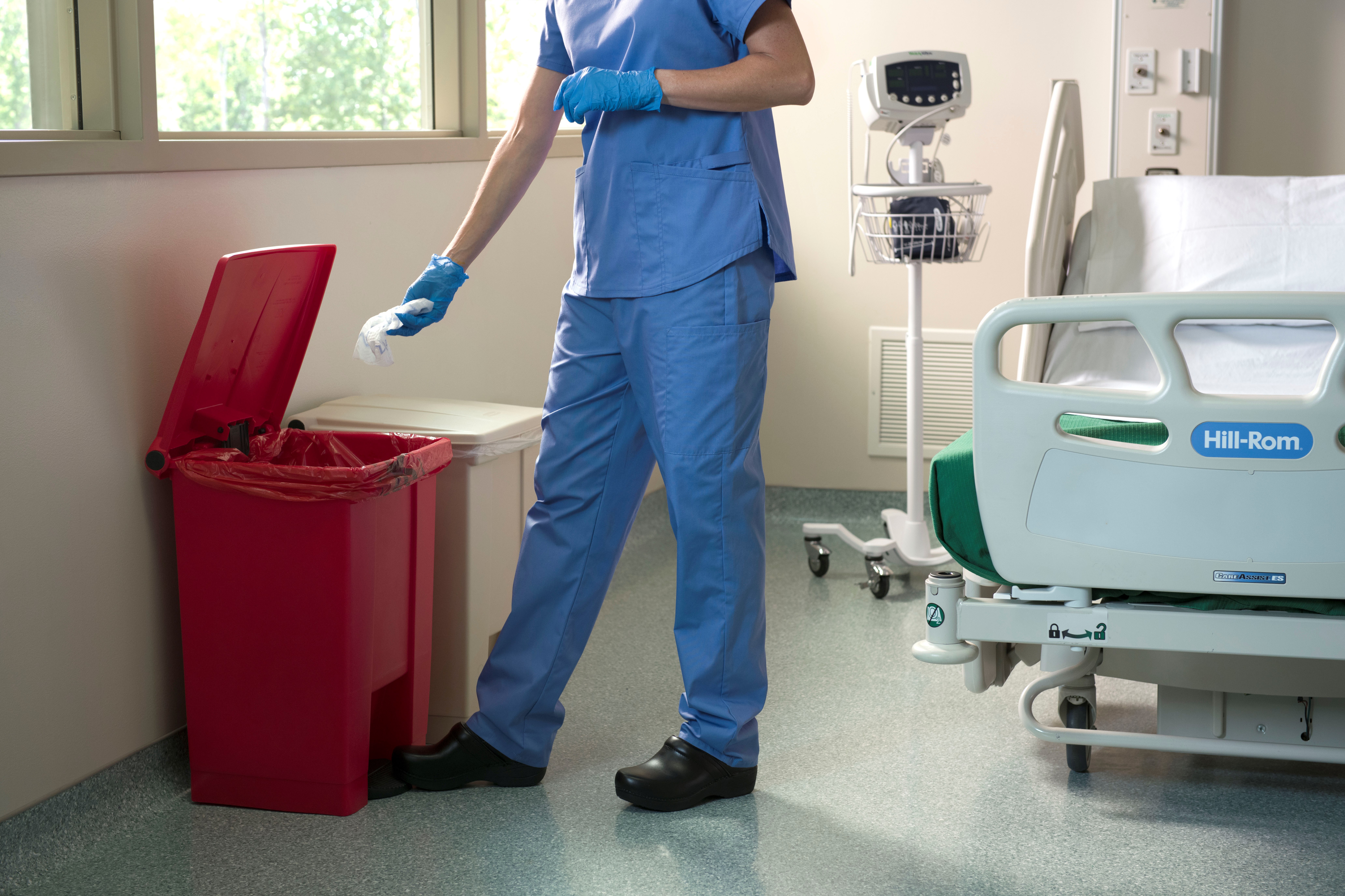 The Rubbermaid Commercial Legacy Step-On Container provides sanitary waste management. The step-on foot pedal reduces contamination and improves working conditions.