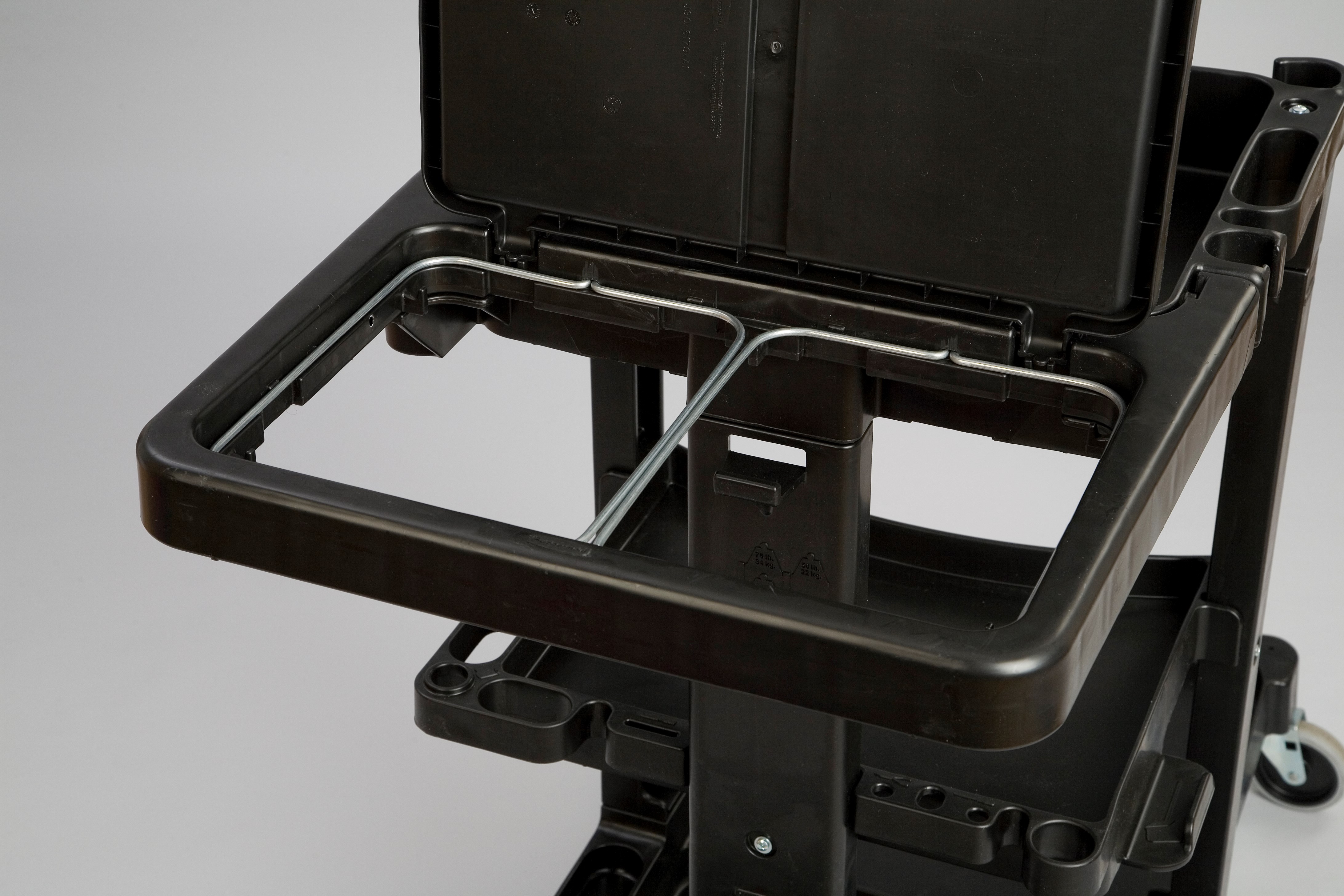 Il carrello delle pulizie standard Rubbermaid Commercial con sacco giallo con zip consente di trasportare rifiuti e attrezzi per pulizie efficaci.