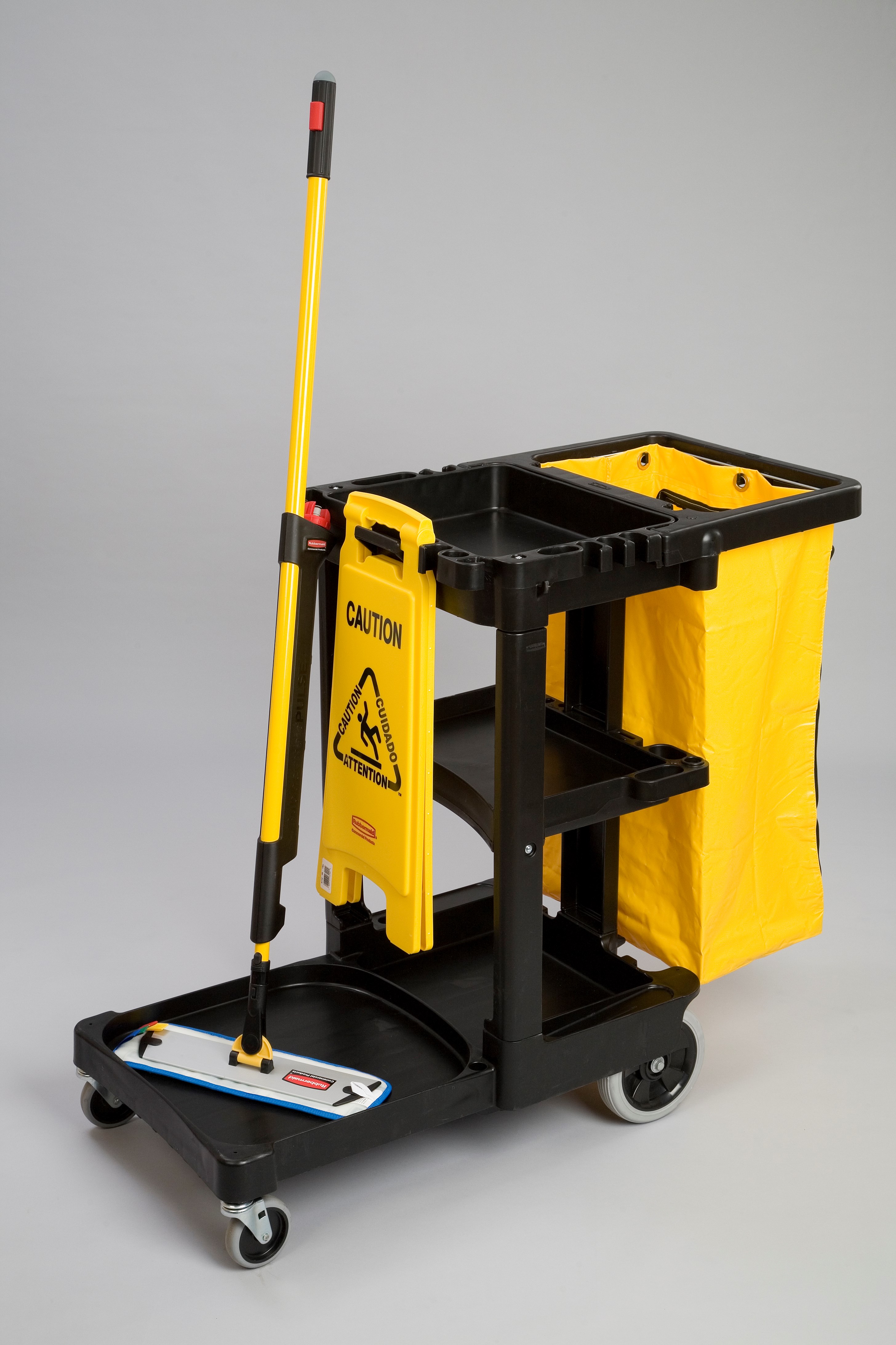 Il carrello delle pulizie standard Rubbermaid Commercial con sacco giallo con zip consente di trasportare rifiuti e attrezzi per pulizie efficaci.