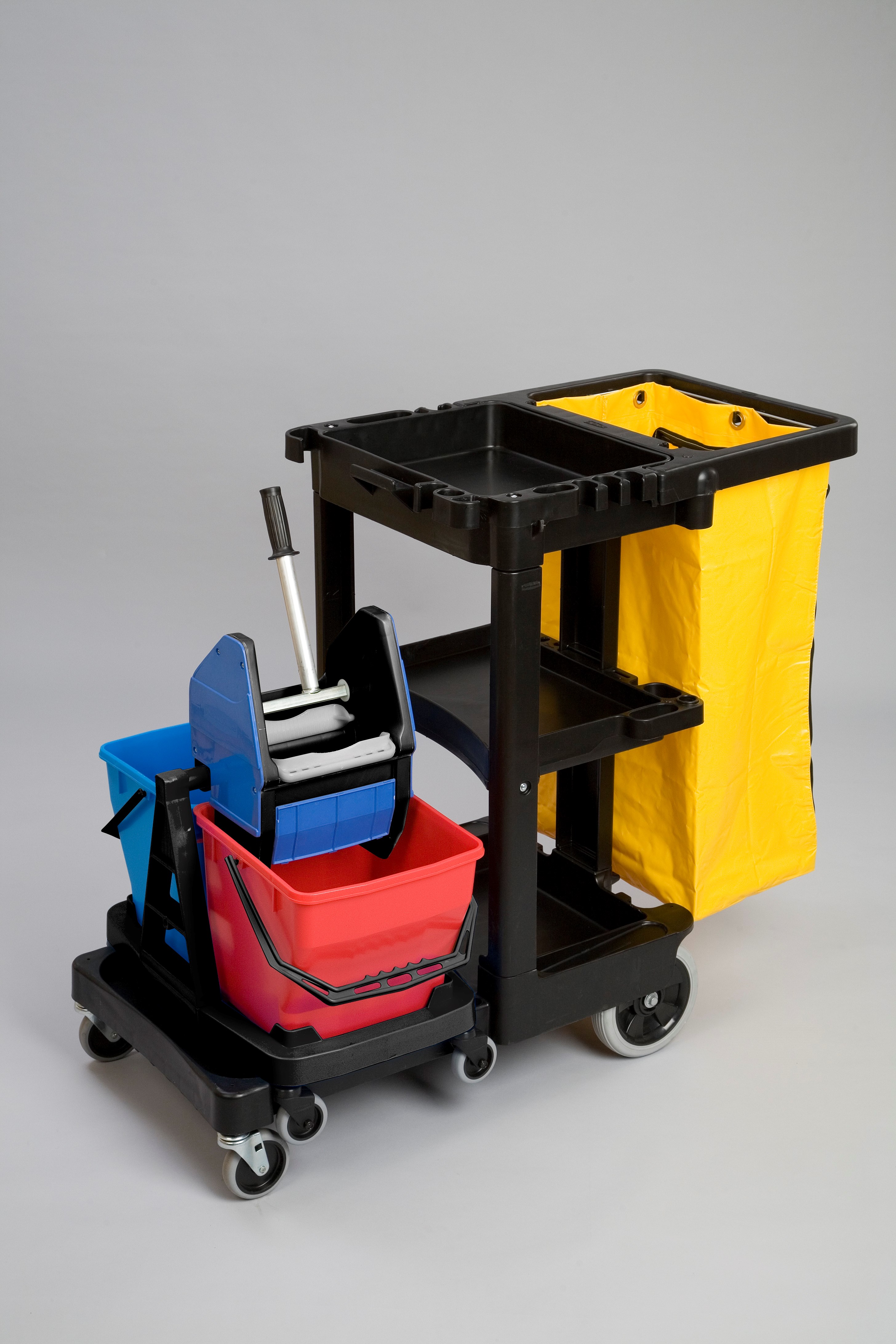 Il carrello delle pulizie standard Rubbermaid Commercial con sacco giallo con zip consente di trasportare rifiuti e attrezzi per pulizie efficaci.