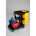 Il carrello delle pulizie standard Rubbermaid Commercial con sacco giallo con zip consente di trasportare rifiuti e attrezzi per pulizie efficaci.