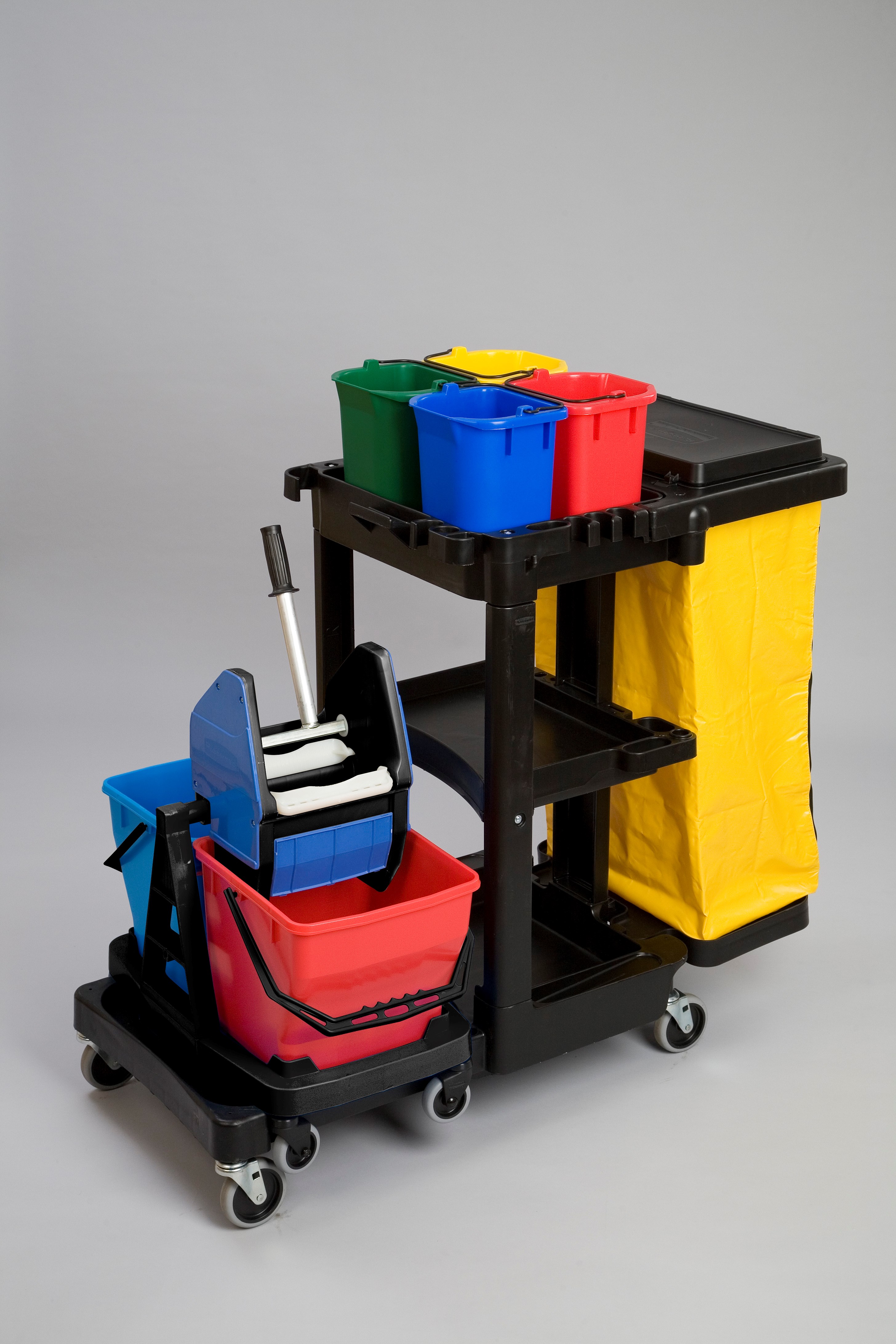 Il carrello delle pulizie standard Rubbermaid Commercial con sacco giallo con zip consente di trasportare rifiuti e attrezzi per pulizie efficaci.