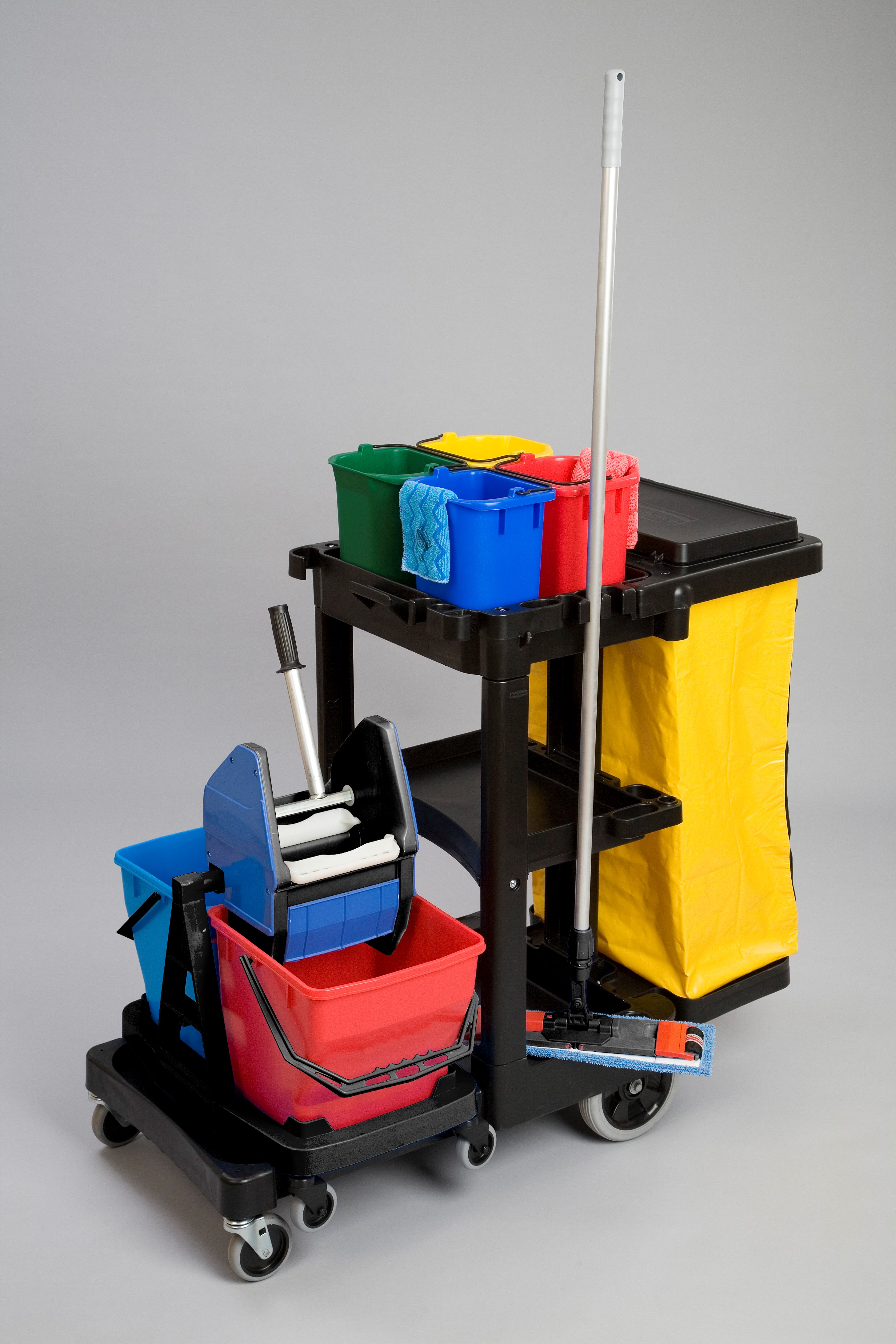 Il carrello delle pulizie standard Rubbermaid Commercial con sacco giallo con zip consente di trasportare rifiuti e attrezzi per pulizie efficaci.