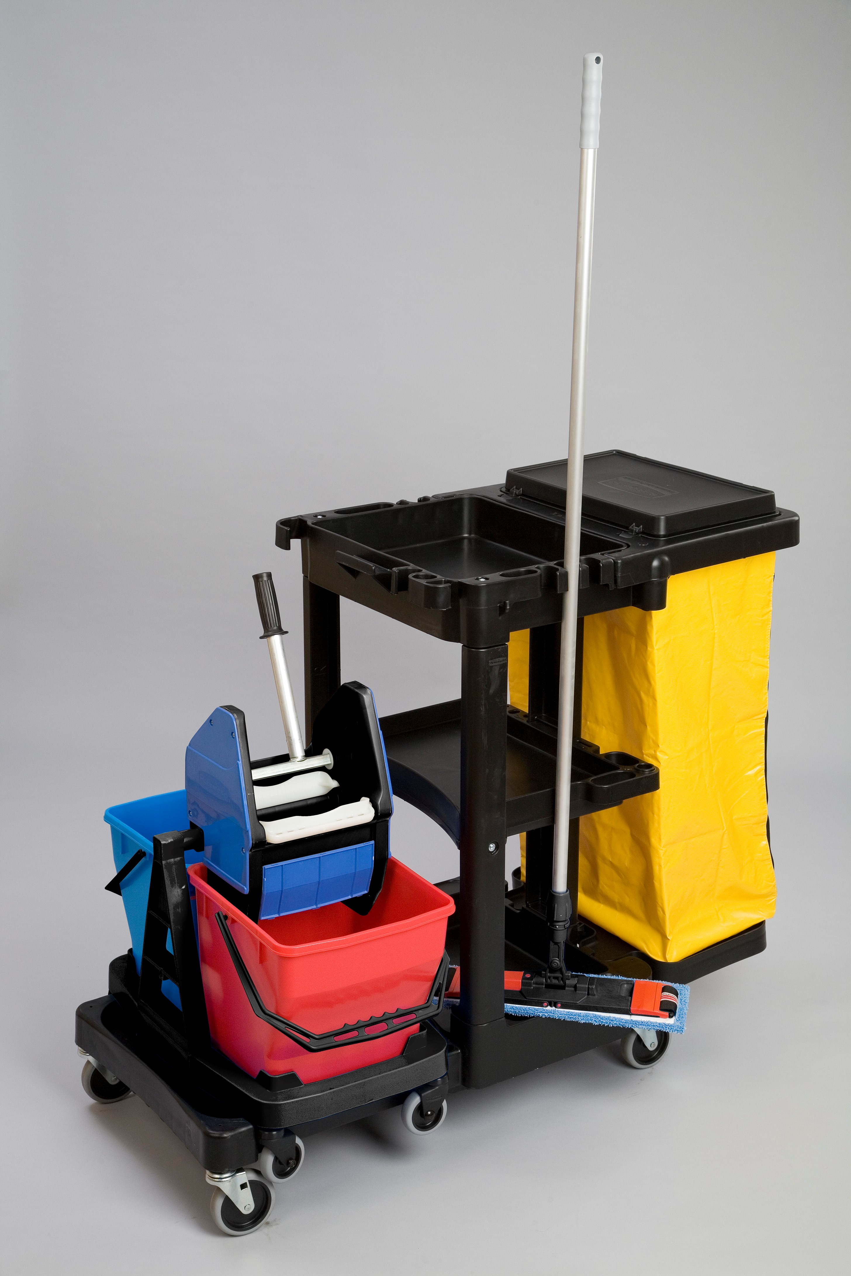 Il carrello delle pulizie standard Rubbermaid Commercial con sacco giallo con zip consente di trasportare rifiuti e attrezzi per pulizie efficaci.