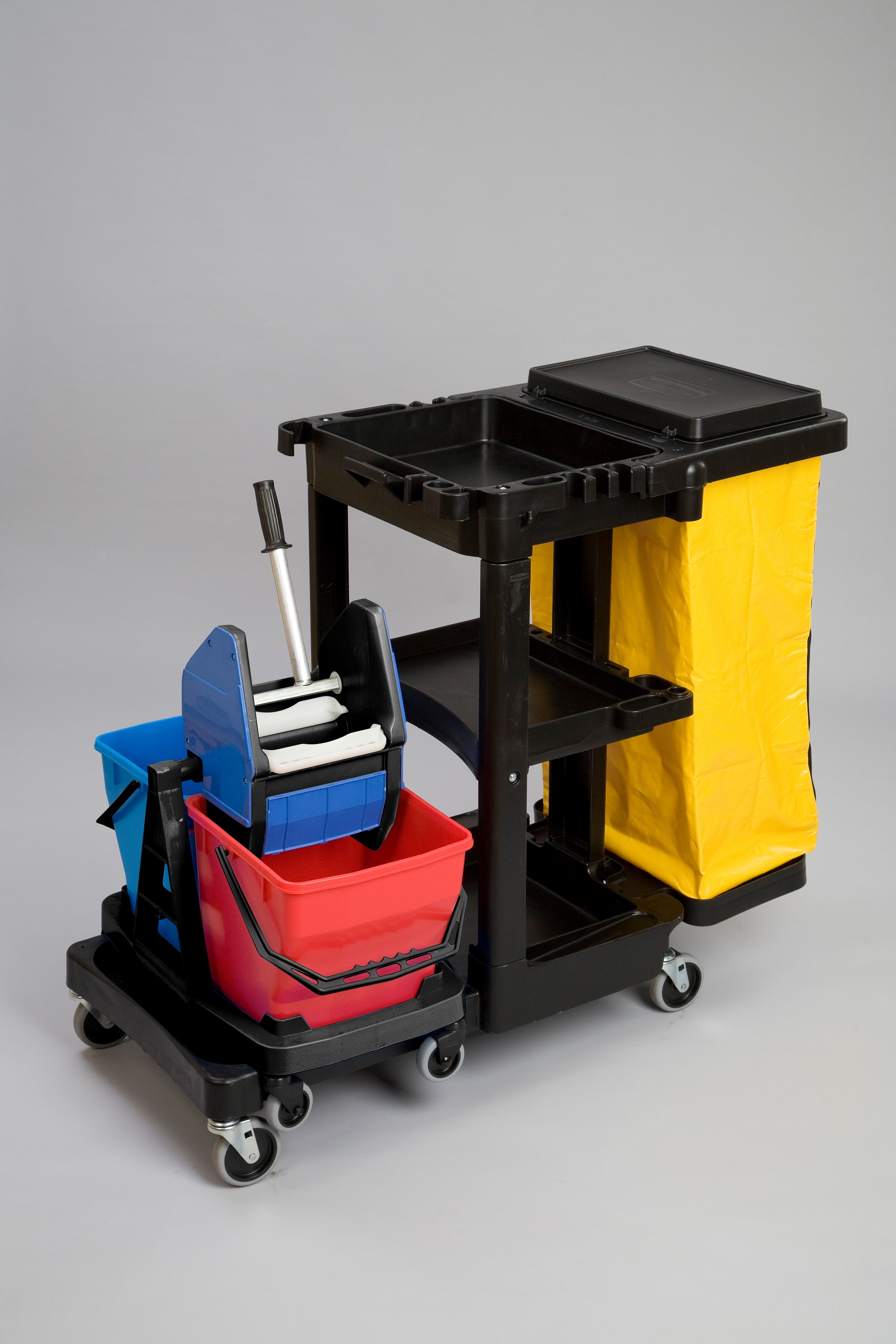Il carrello delle pulizie standard Rubbermaid Commercial con sacco giallo con zip consente di trasportare rifiuti e attrezzi per pulizie efficaci.
