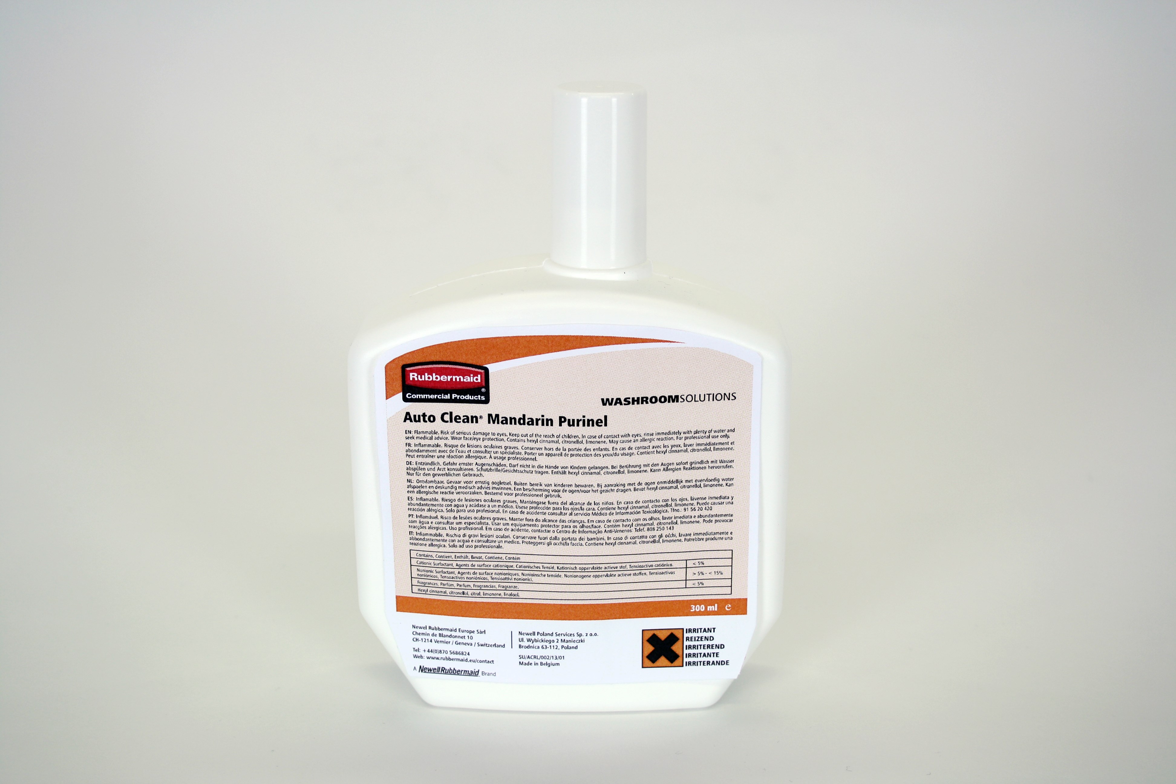 La schiuma concentrata a lunga durata rimuove macchie inestetiche dalle superfici, aggredisce i depositi di acqua dura ed evita la formazione di incrostazioni e macchie.