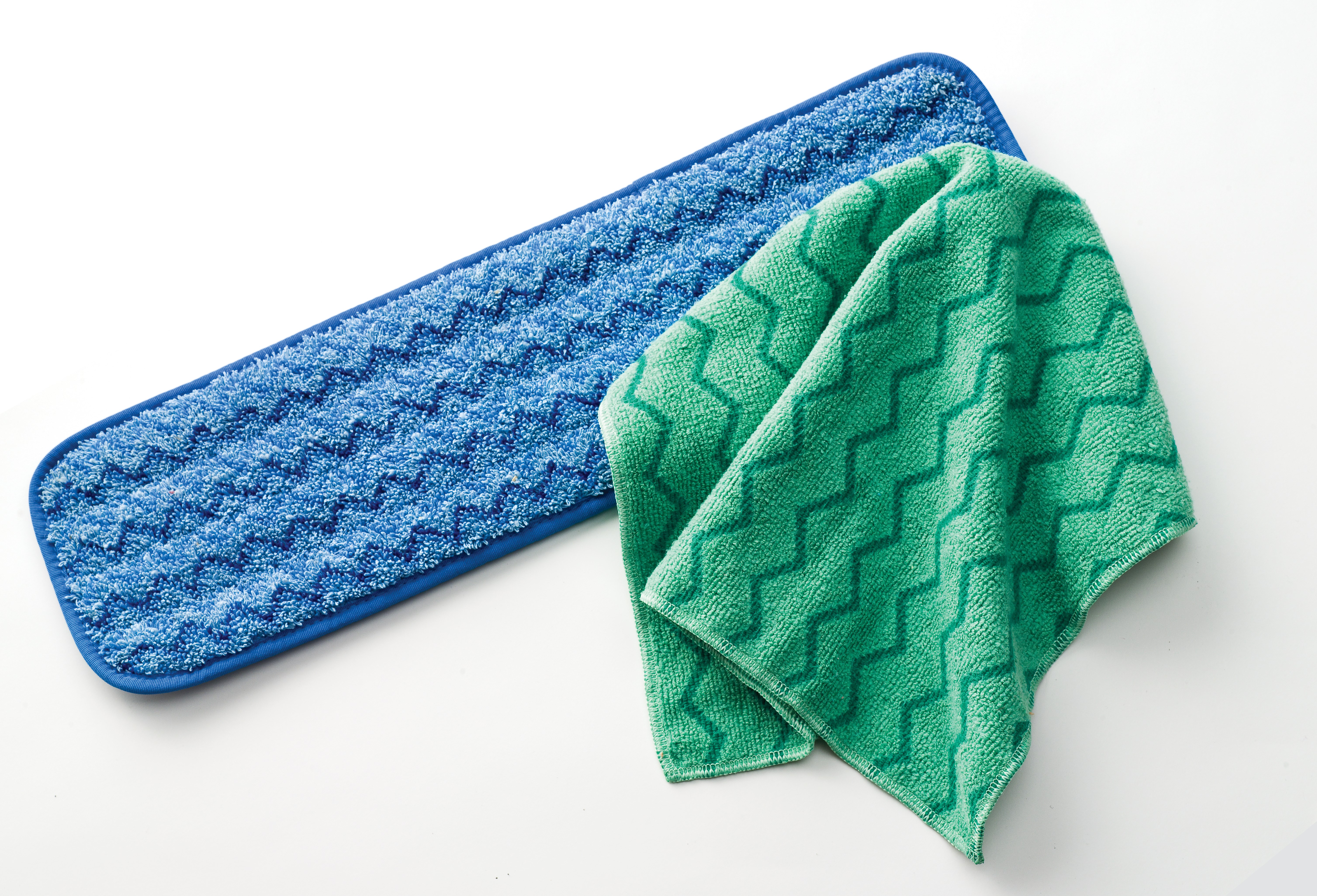 Der HYGEN™ Mikrofaser-Nasswischbezug von Rubbermaid Commercial ist aus hochwertiger, gespaltener Nylon- / Polyester-Mischmikrofaser, die beim Nasswischen optimale Ergebnisse liefert.