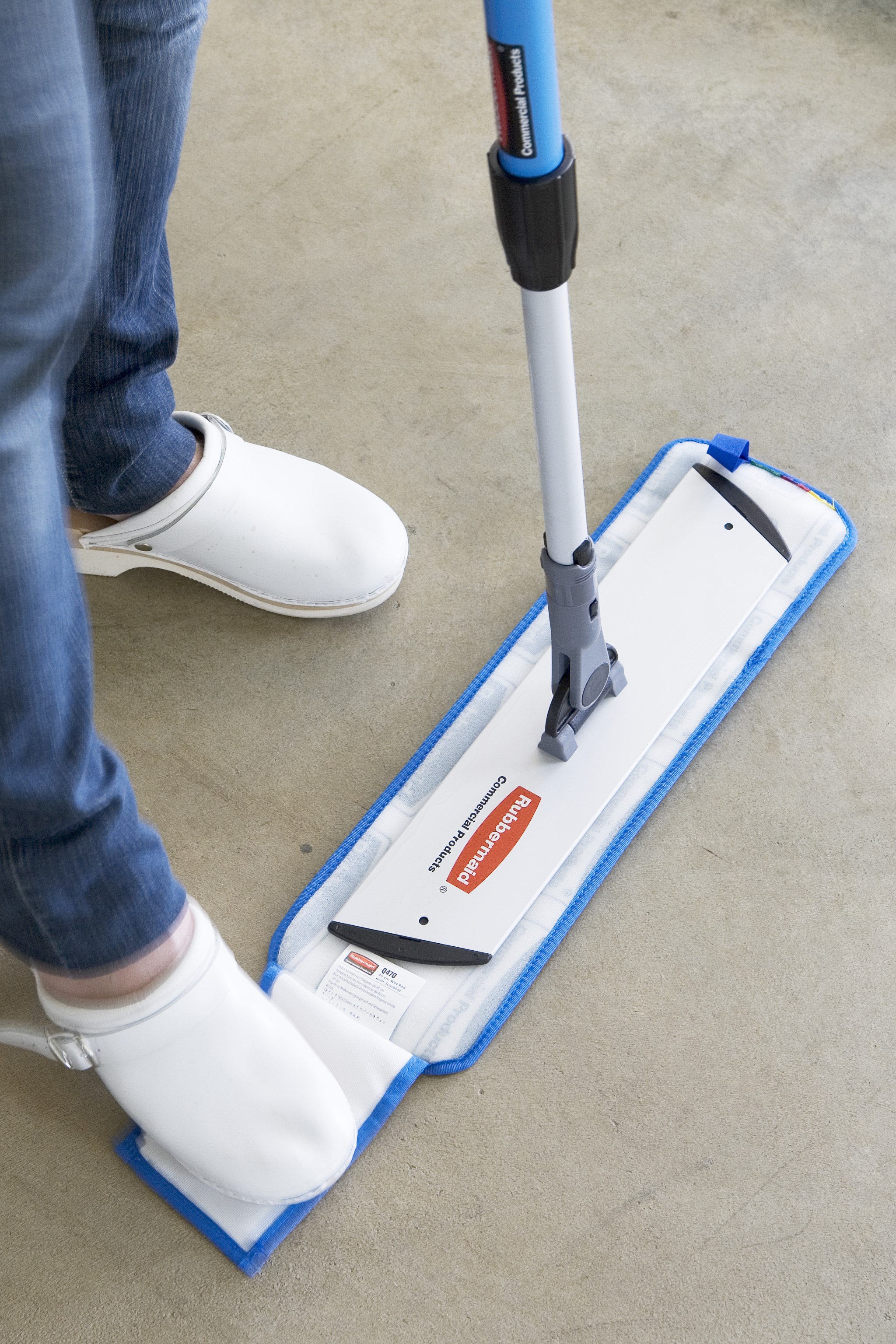 The Rubbermaid Commercial HYGEN™ Wet Pads with Scrubber are constructed of premium split nylon/polyester blend Microfibre with an attached scrubber that provides optimal wet mopping performance.