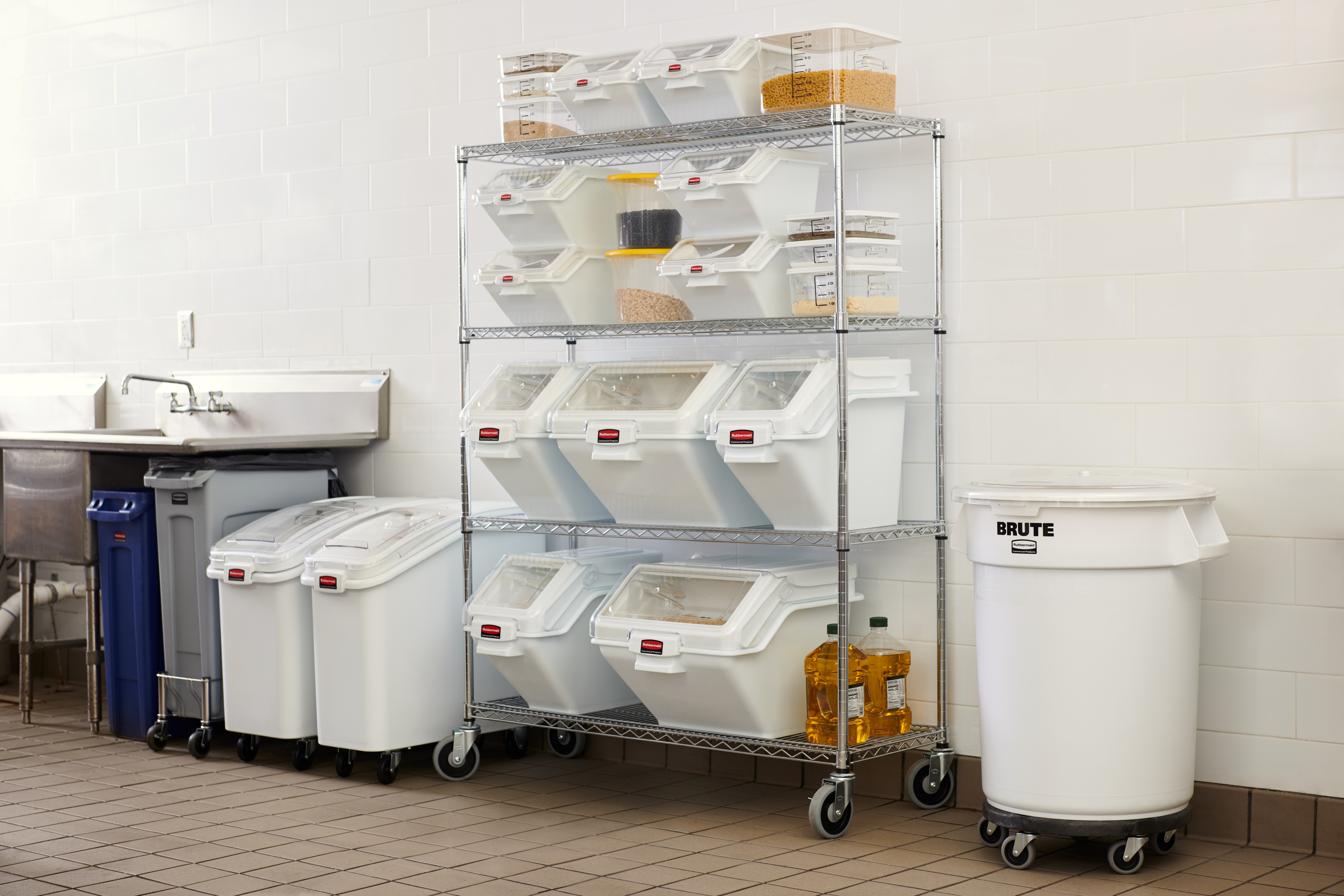 Le socle en acier inoxydable Rubbermaid Slim Jim® est conçu pour assurer le soutien et le transport en douceur et efficace des collecteurs Slim Jim® avec conduits d’aération dans tous les établissements commerciaux.