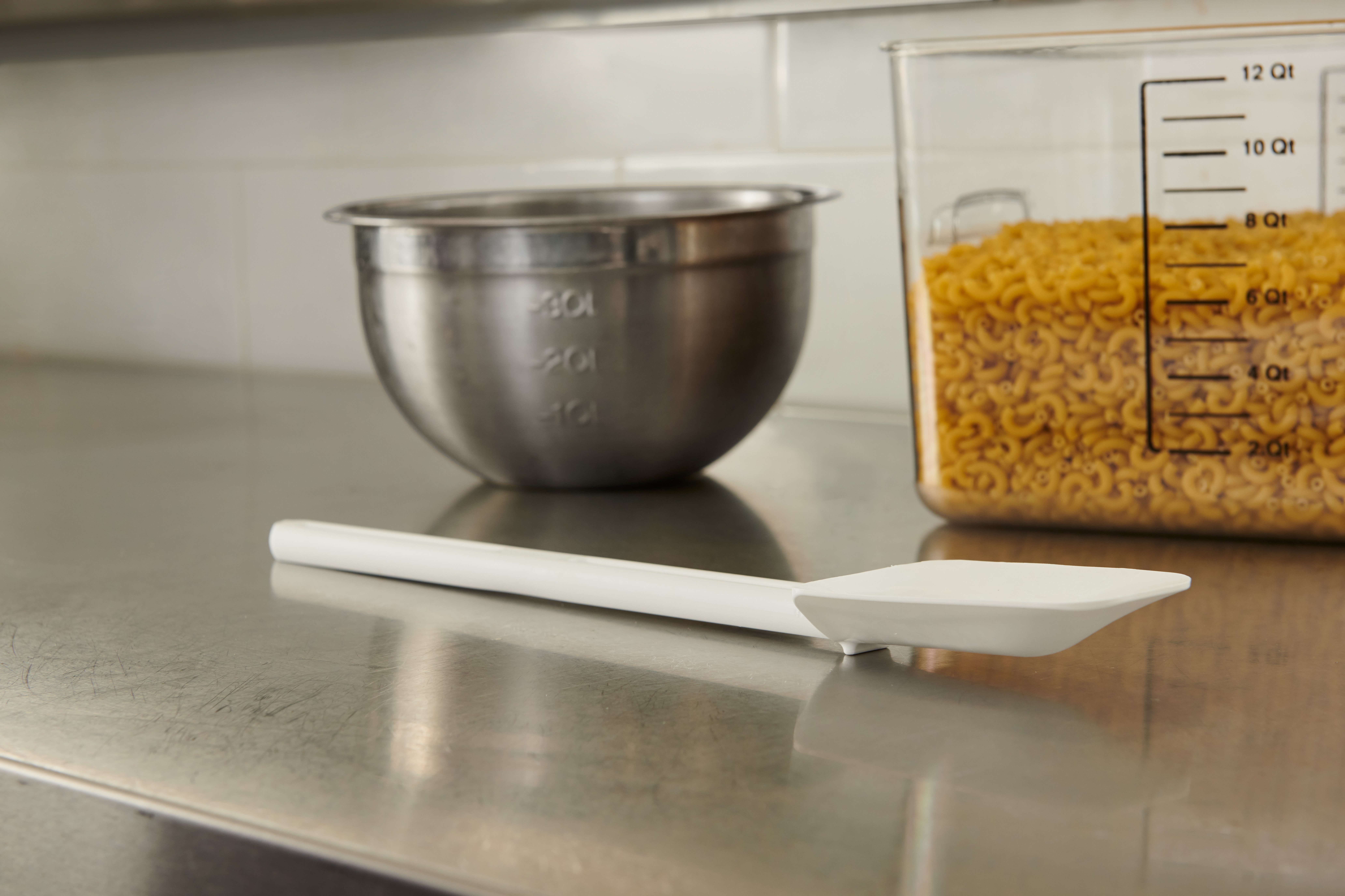 Les outils de conservation et de préparation Rubbermaid se déclinent en sept couleurs pour réduire la contamination croisée en cuisine.