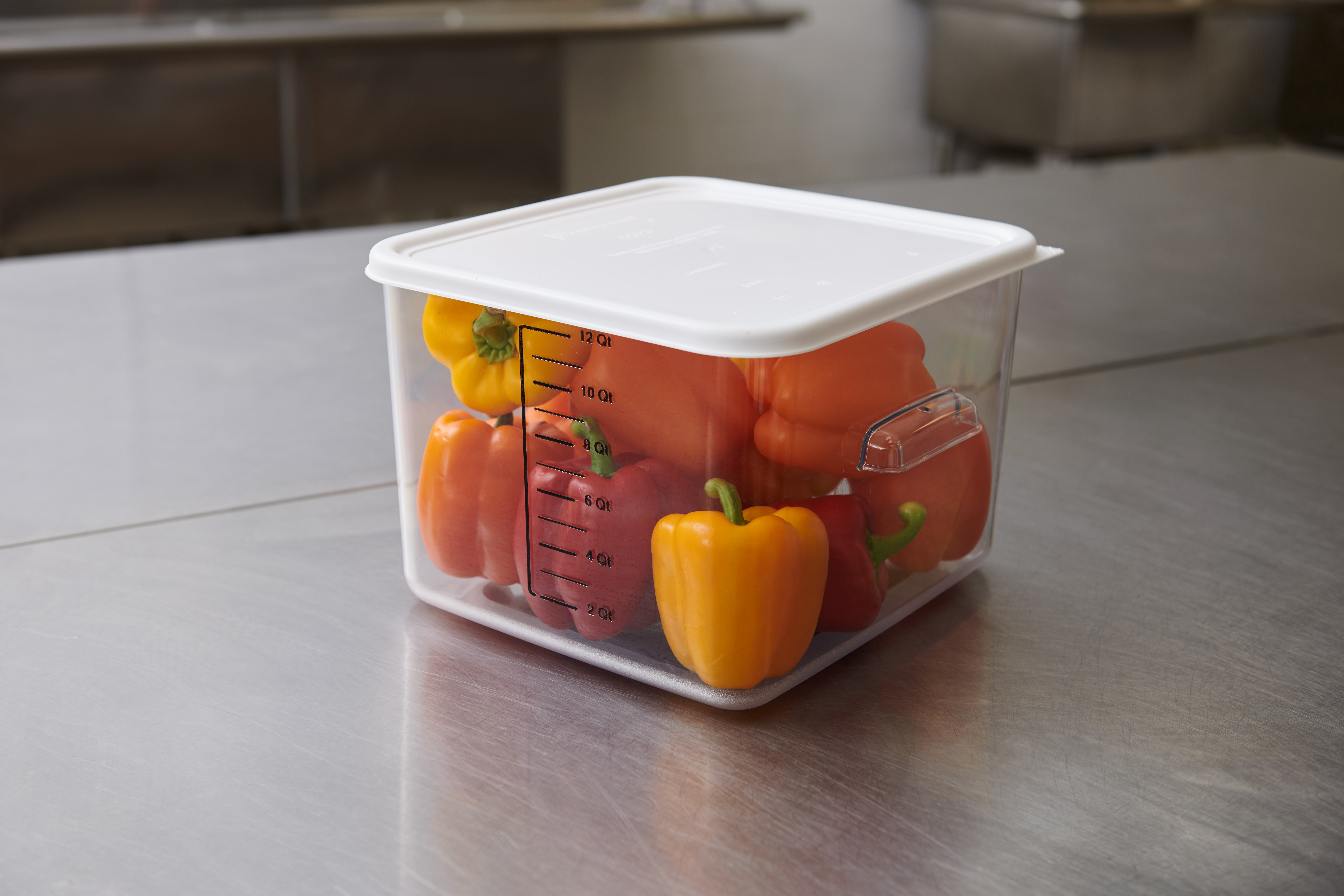 Les outils de conservation et de préparation Rubbermaid se déclinent en sept couleurs pour réduire la contamination croisée en cuisine.