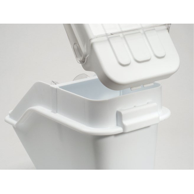 Der Regal-Zutatenbehälter mit Schaufel von Rubbermaid Commercial bietet einen schnellen, einhändigen Zugriff im aufgestapelten Zustand und somit eine Raumoptimierung. Zusammen mit der integrierten Messvorrichtung wird die Effizienz bei der Zubereitung erhöht und die Einhaltung der Lebensmittelsicherheit unterstützt.