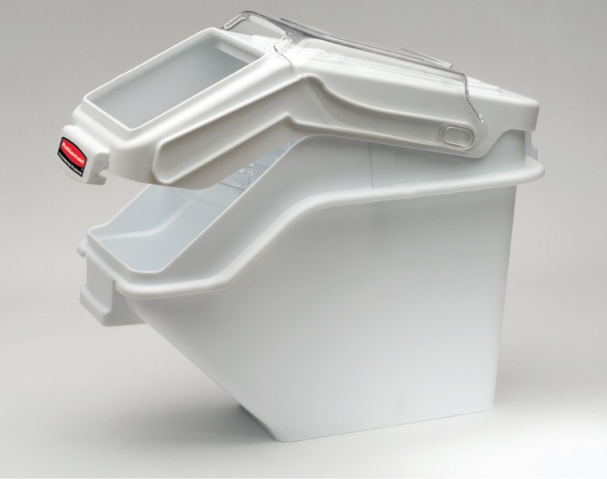The Rubbermaid Commercial Shelf Ingredient Bin with Scoop offers quick one-handed access while stacked and an integrated measuring tool that increases preparation efficiency, space optimization, and promotes food safety compliance.