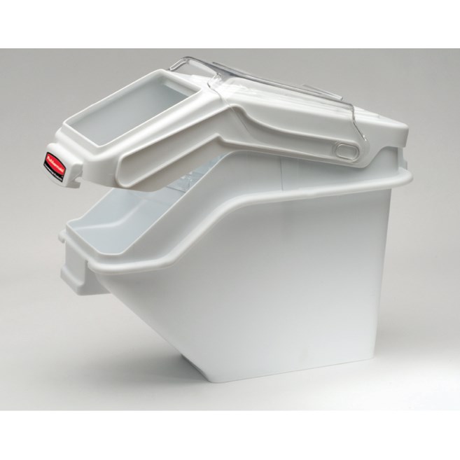 Der Regal-Zutatenbehälter mit Schaufel von Rubbermaid Commercial bietet einen schnellen, einhändigen Zugriff im aufgestapelten Zustand und somit eine Raumoptimierung. Zusammen mit der integrierten Messvorrichtung wird die Effizienz bei der Zubereitung erhöht und die Einhaltung der Lebensmittelsicherheit unterstützt.