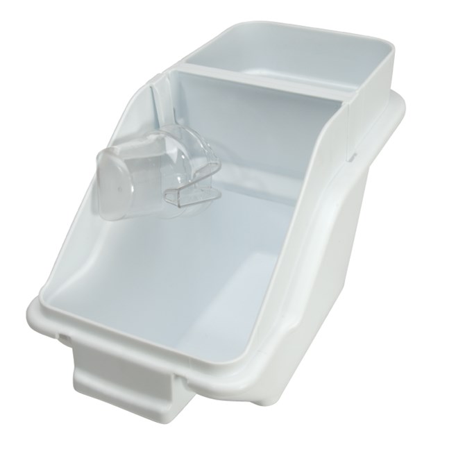 Der Regal-Zutatenbehälter mit Schaufel von Rubbermaid Commercial bietet einen schnellen, einhändigen Zugriff im aufgestapelten Zustand und somit eine Raumoptimierung. Zusammen mit der integrierten Messvorrichtung wird die Effizienz bei der Zubereitung erhöht und die Einhaltung der Lebensmittelsicherheit unterstützt.