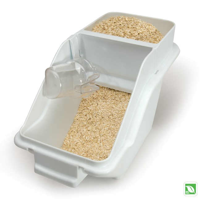 Der Regal-Zutatenbehälter mit Schaufel von Rubbermaid Commercial bietet einen schnellen, einhändigen Zugriff im aufgestapelten Zustand und somit eine Raumoptimierung. Zusammen mit der integrierten Messvorrichtung wird die Effizienz bei der Zubereitung erhöht und die Einhaltung der Lebensmittelsicherheit unterstützt.