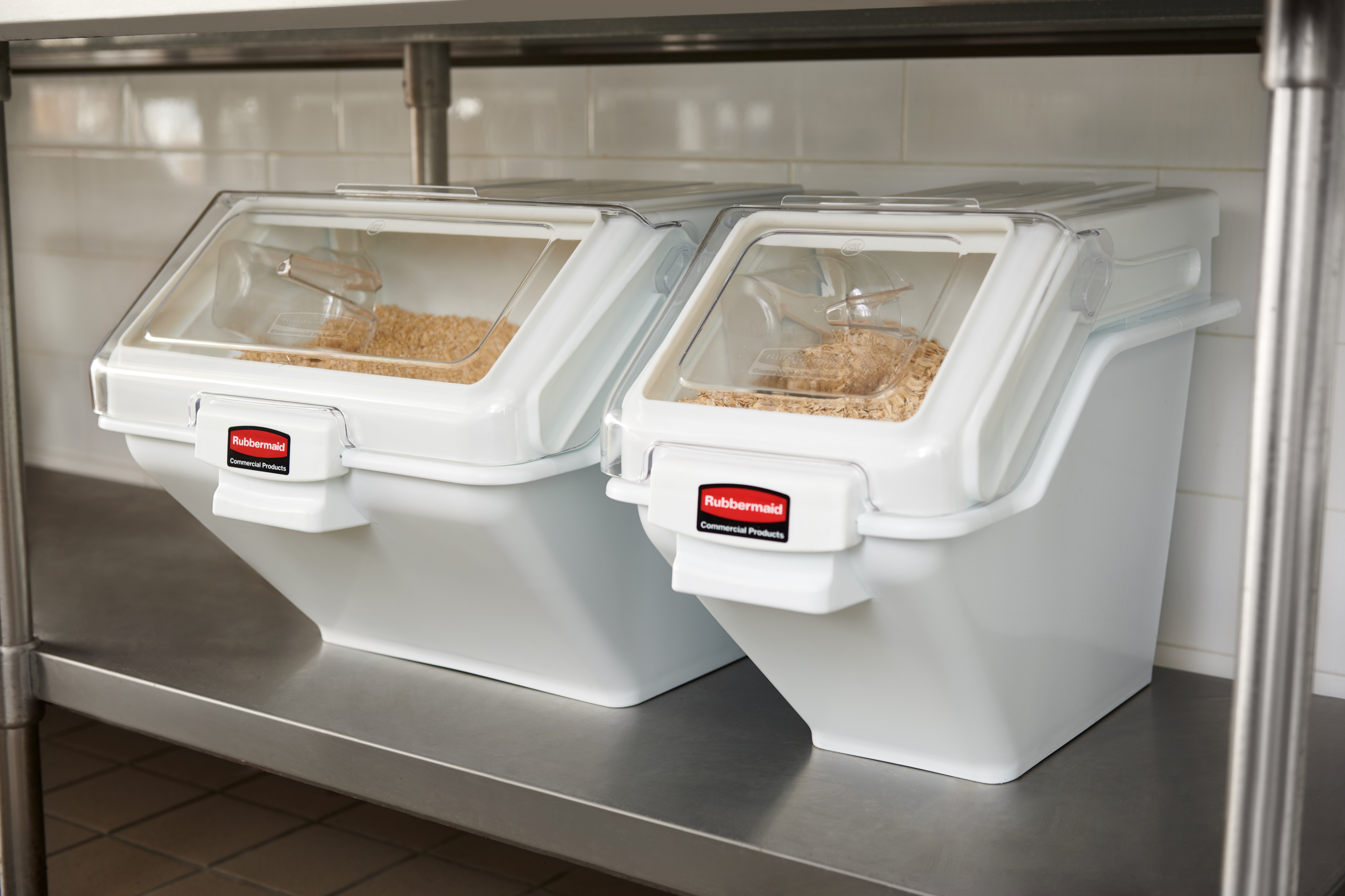 The Rubbermaid Commercial Shelf Ingredient Bin with Scoop offers quick one-handed access while stacked and an integrated measuring tool that increases preparation efficiency, space optimization, and promotes food safety compliance.